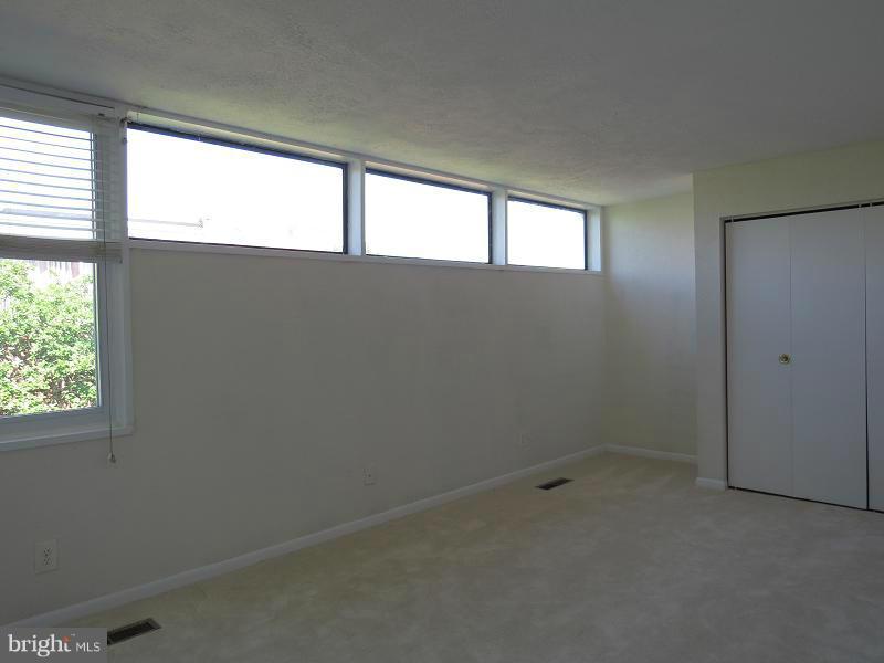 DULLES PARK TOWNHOUSES - Residential