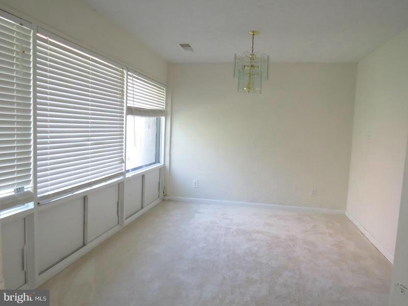 DULLES PARK TOWNHOUSES - Residential