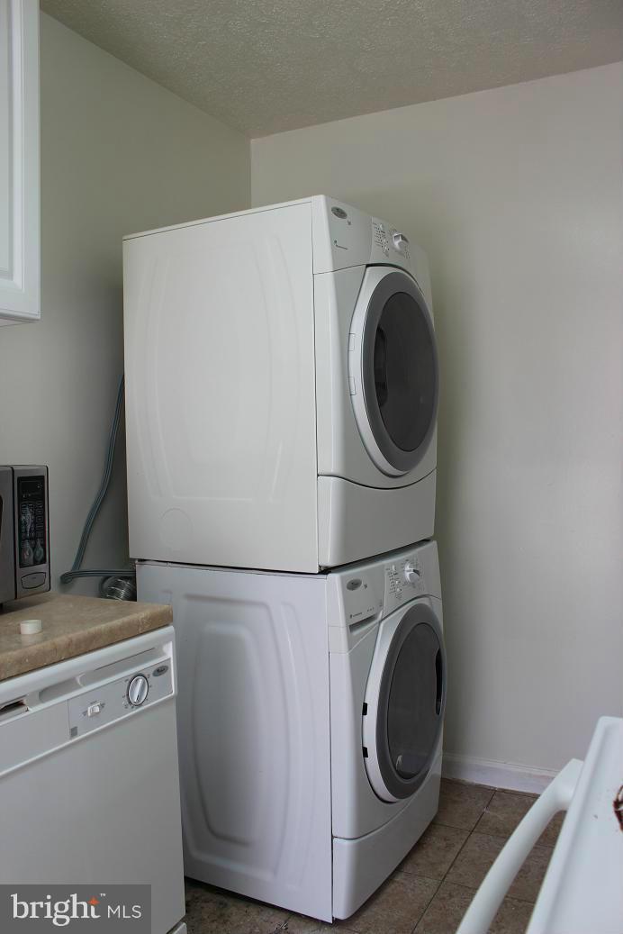 DULLES PARK TOWNHOUSES - Residential