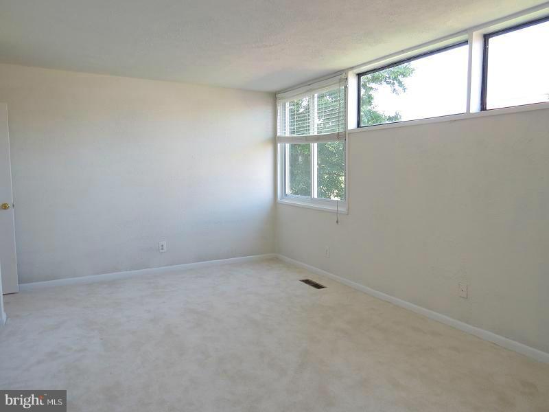 DULLES PARK TOWNHOUSES - Residential