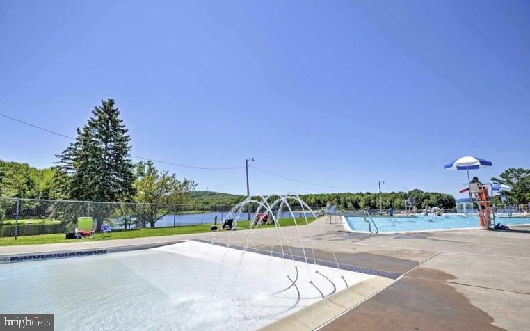 ARROWHEAD  LAKES - Residential