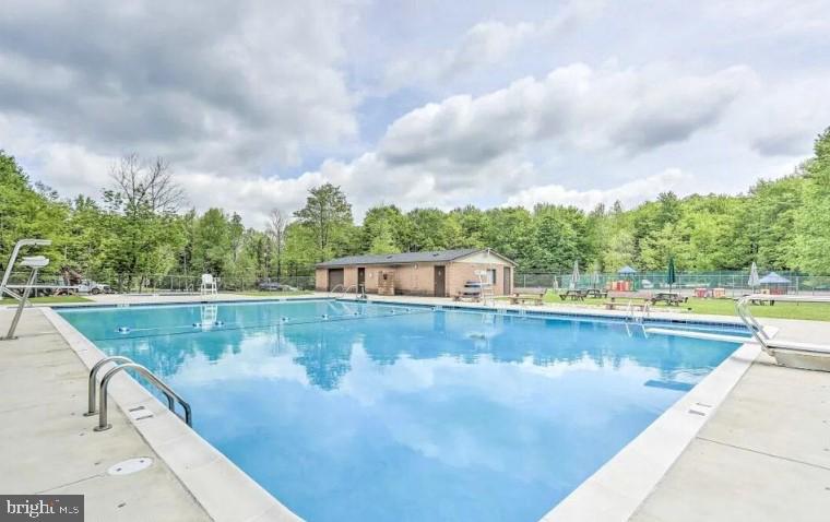 ARROWHEAD  LAKES - Residential