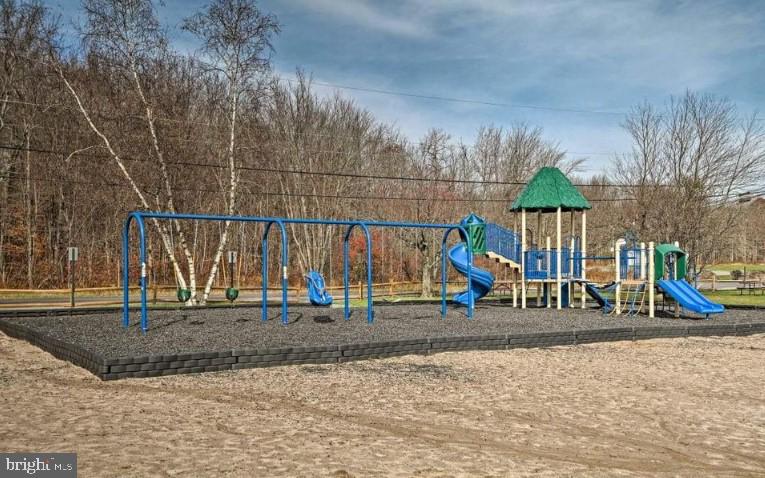 ARROWHEAD  LAKES - Residential