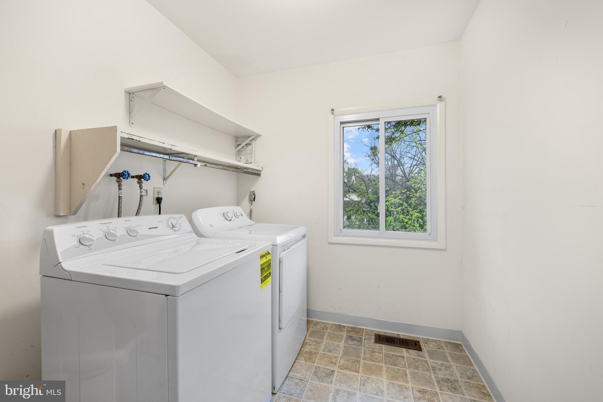 FLYING HILLS - Residential