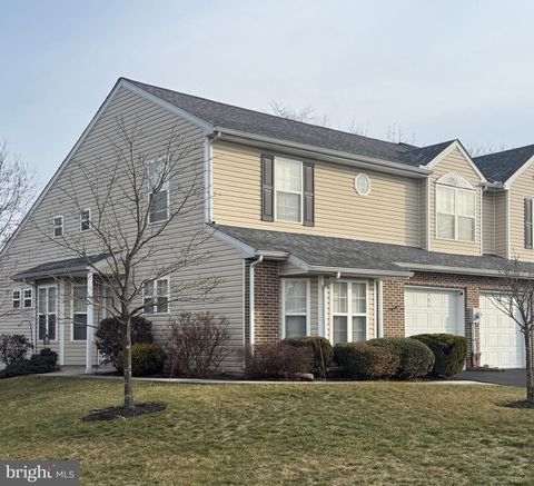 Townhouse For Sale - 151 Peregrine Lane<br/> HUMMELSTOWN, PA 17036