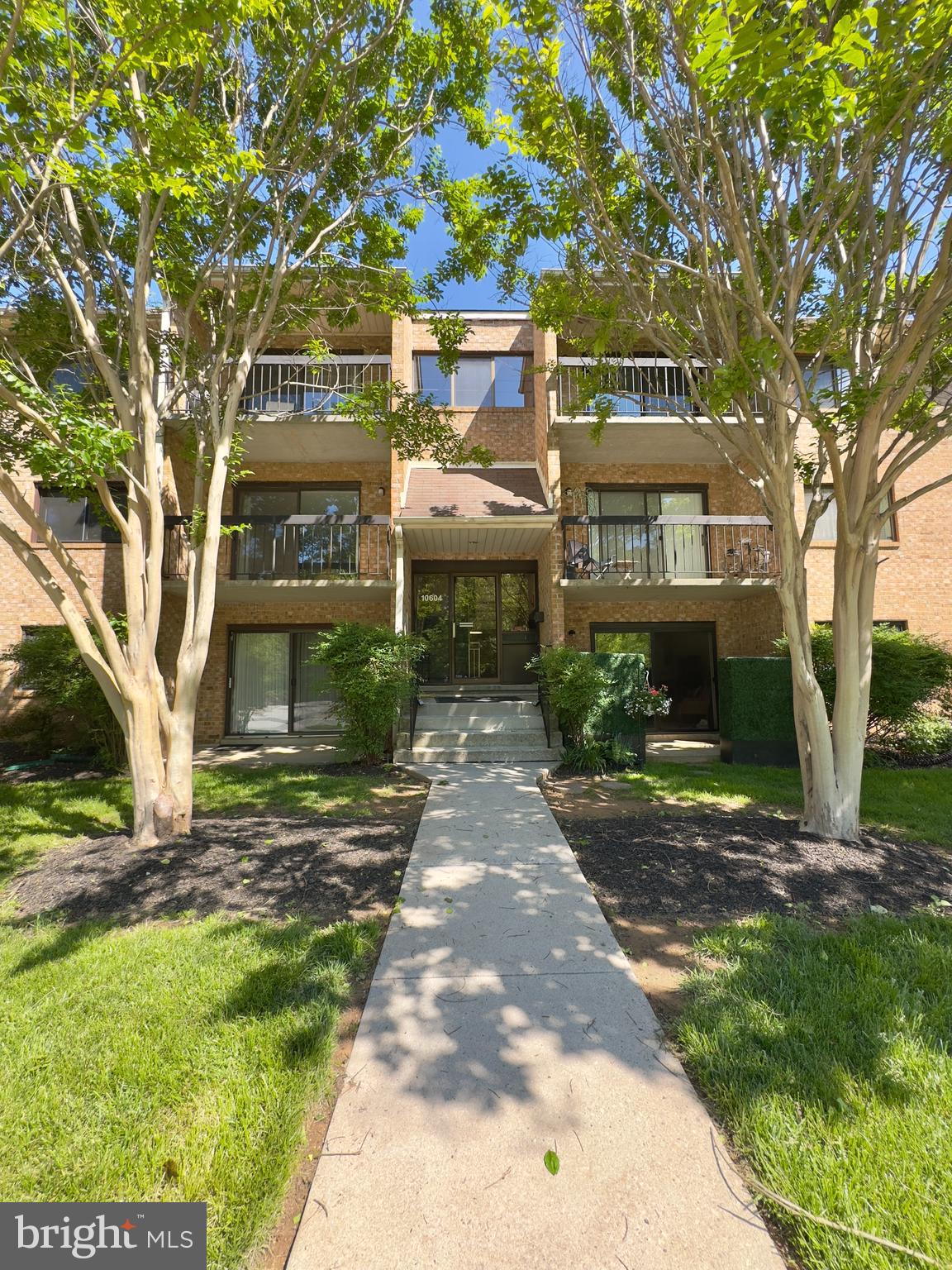This well-maintained 2-bedroom, 2-bathroom home offers a spacious and functional layout designed for everyday comfort and ease.
The home features essential amenities including a washer, dryer, refrigerator, stove/oven, microwave, dishwasher, built-in cabinets, built-in shelves, and a fully equipped kitchen. Large rooms, wall-to-wall carpeting, ceiling fans, and generous natural light contribute to a welcoming environment, while the tiled baths, soaking tub, vanity mirror, and neutral tones throughout add a refined touch.
Enjoy peaceful mornings or quiet evenings from your private balcony, and take advantage of the convenient online tenant portal and 24-hour emergency maintenance services. On-street parking is available, and the property offers easy access to major routes for a smooth commute. Photos and floorplans may vary.
Local Attractions:
• Oregon Ridge Park
• Hunt Valley Towne Centre
• Padonia Park Club
• Beaver Dam Swimming Club
• Maryland State Fairgrounds
Nearby Highways and Commute Times:
• I-83: 3 minutes
• I-695: 10 minutes
1 small dog, 1 cat is allowed and should follow HOA/county guidelines
Pet addendum considered with an additional $500 on-refundable pet fee rent.
Agency disclosed upon initial contact. Agent conducts showings; BMG manages follow-up, paperwork, move-in post-approval. Vouchers work with BMG directly.