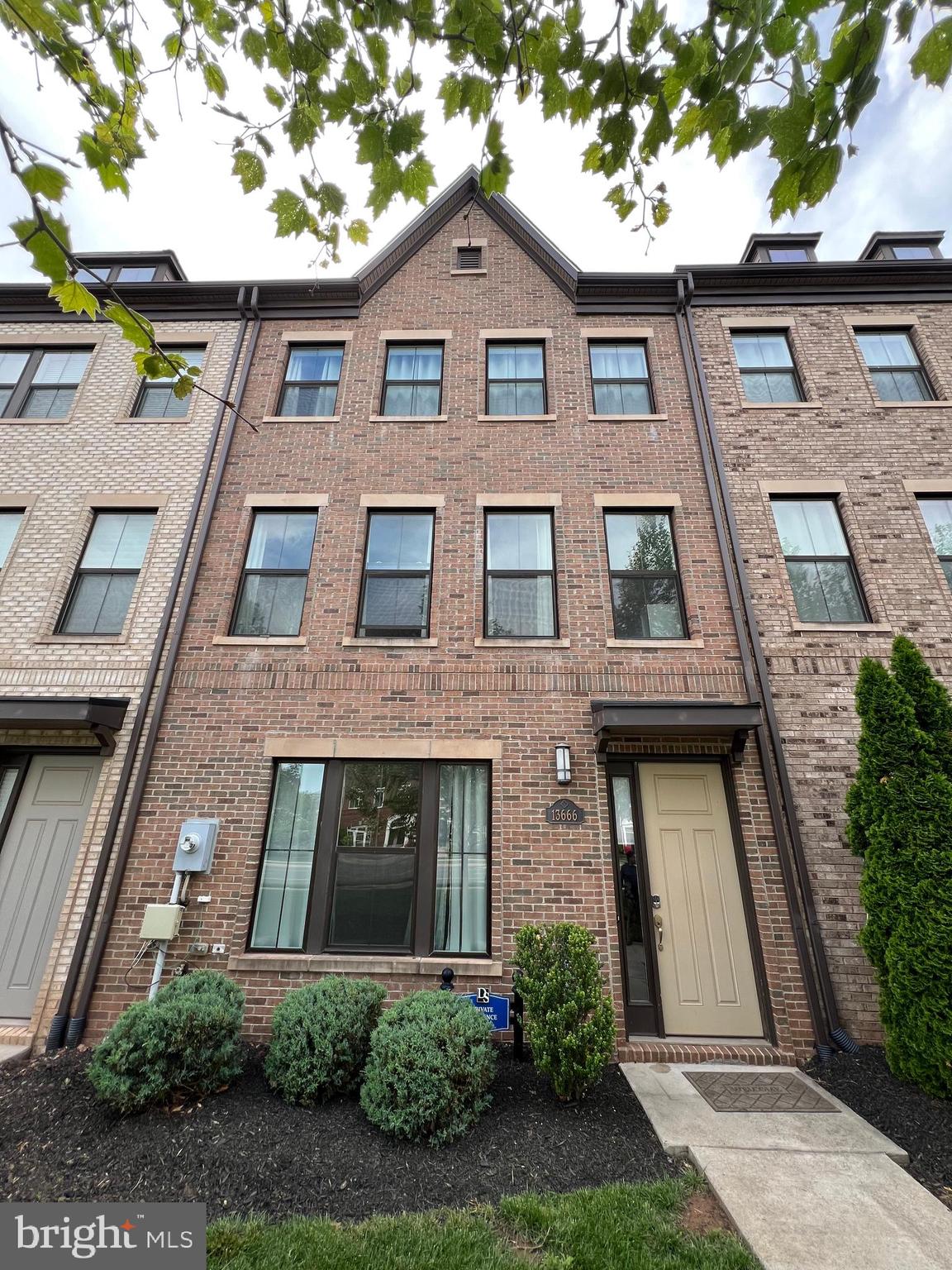 DISCOVERY SQUARE - Residential Lease