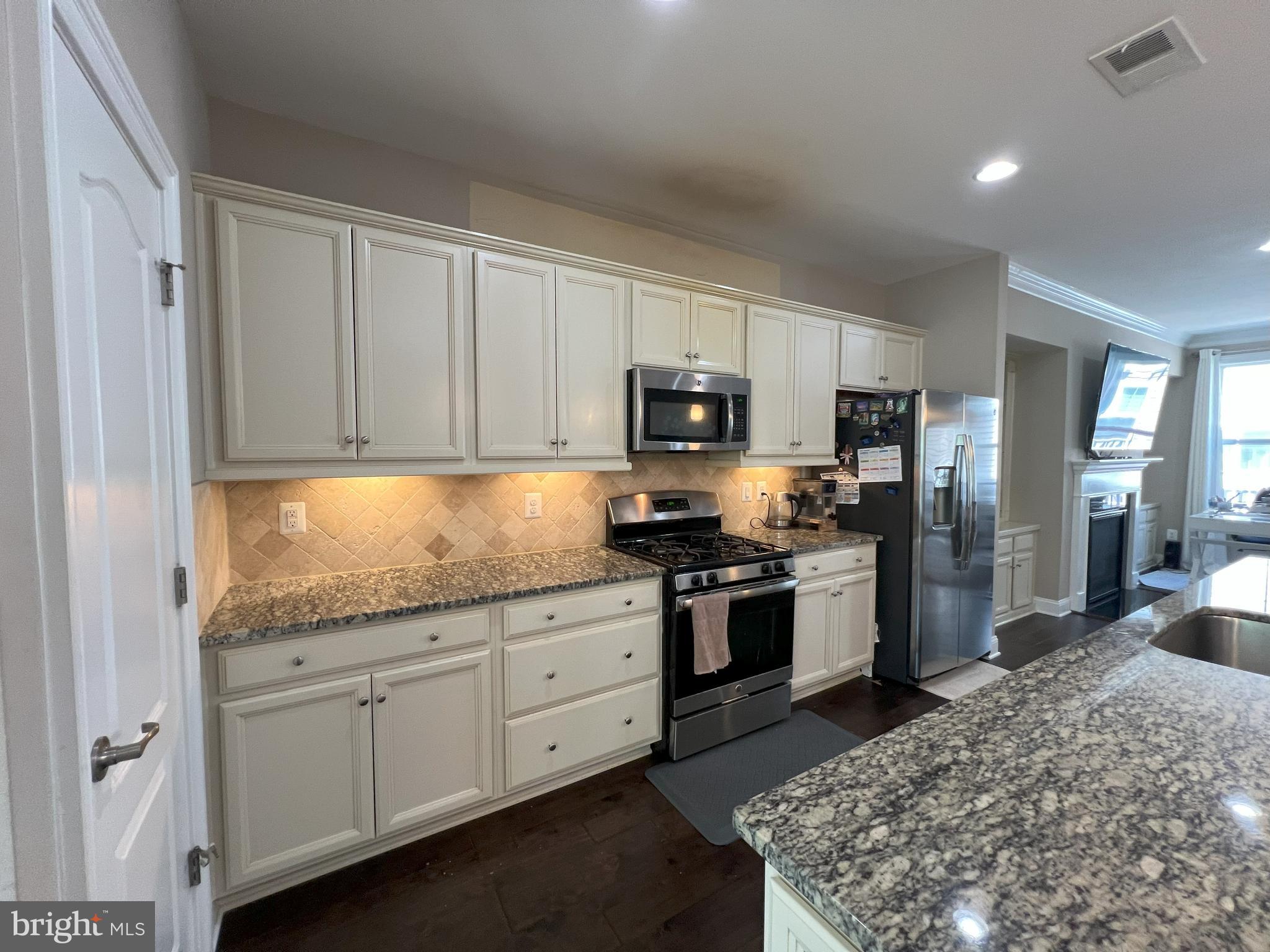 DISCOVERY SQUARE - Residential Lease