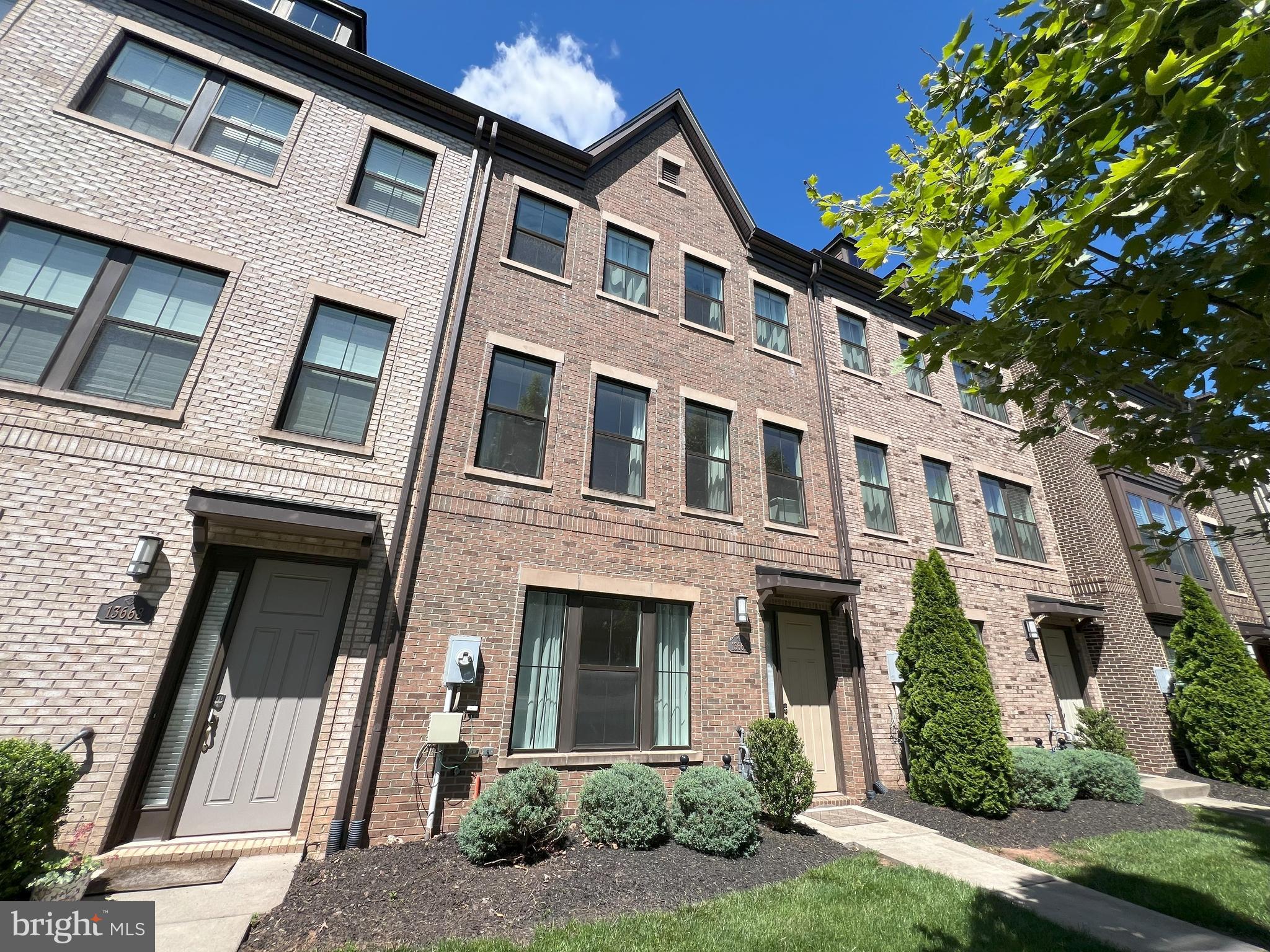 DISCOVERY SQUARE - Residential Lease