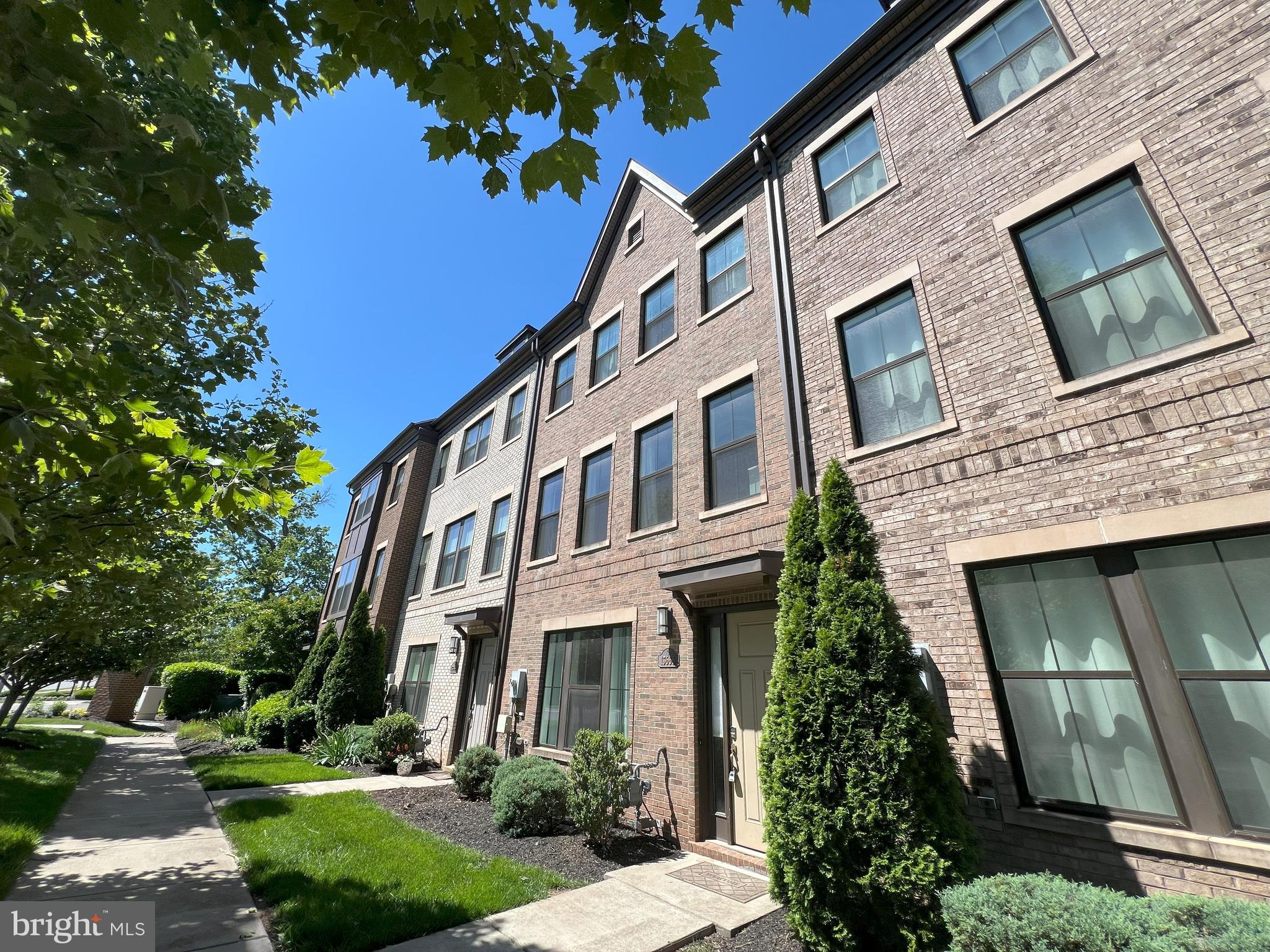 DISCOVERY SQUARE - Residential Lease