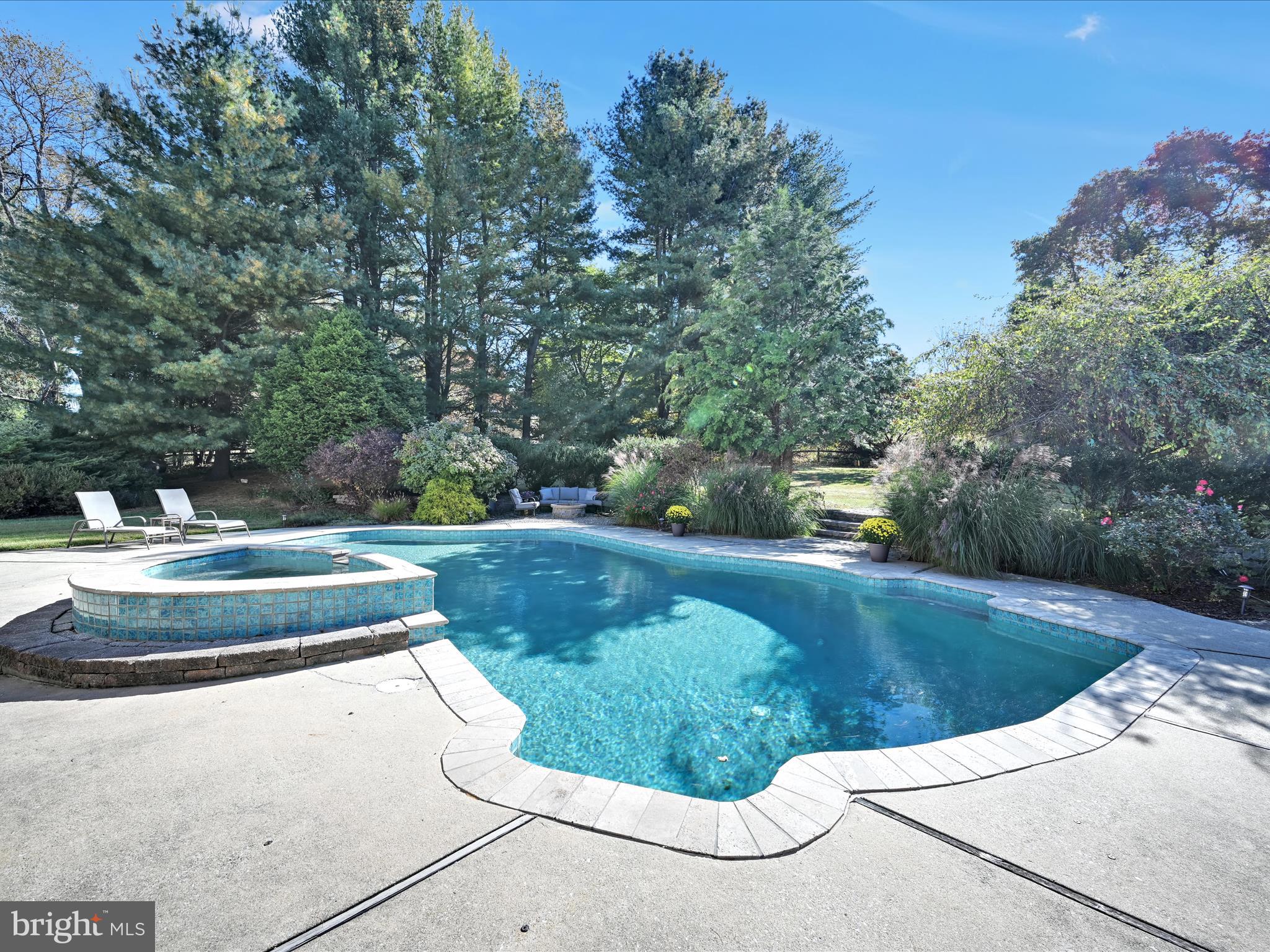 OKEHOCKING HILLS - Residential