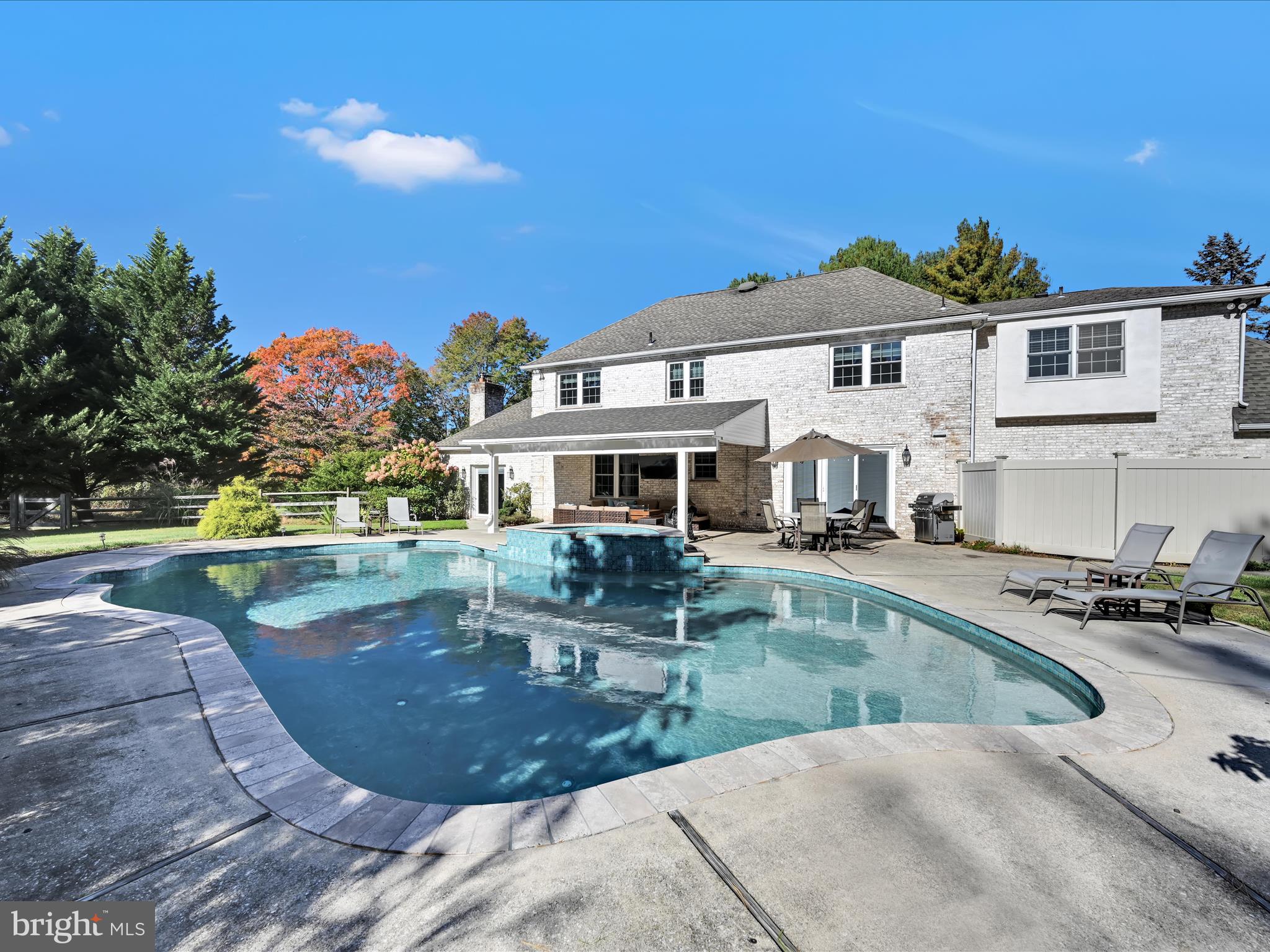 OKEHOCKING HILLS - Residential