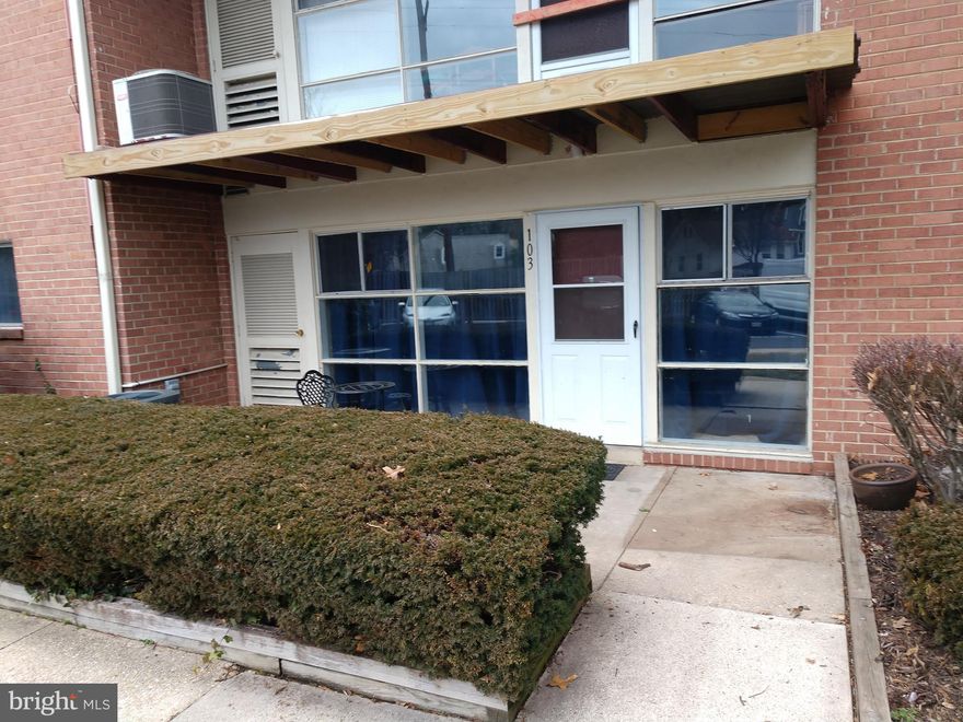 Refreshed, repainted and ready for immediate occupancy.  Great Kensington location.  Shopping and great restaurants close by.  Close to the Kensington Antique District.  Right on the bus lines.