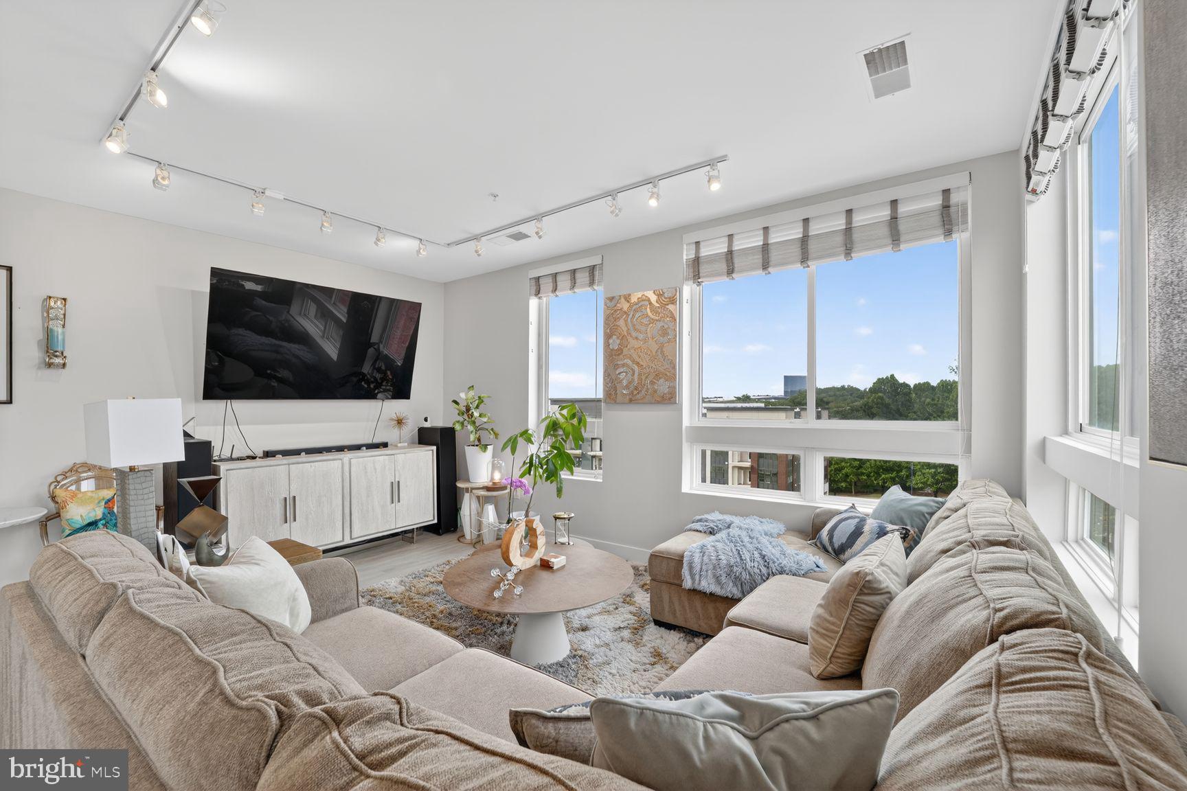 145 RIVERHAVEN DRIVE 503