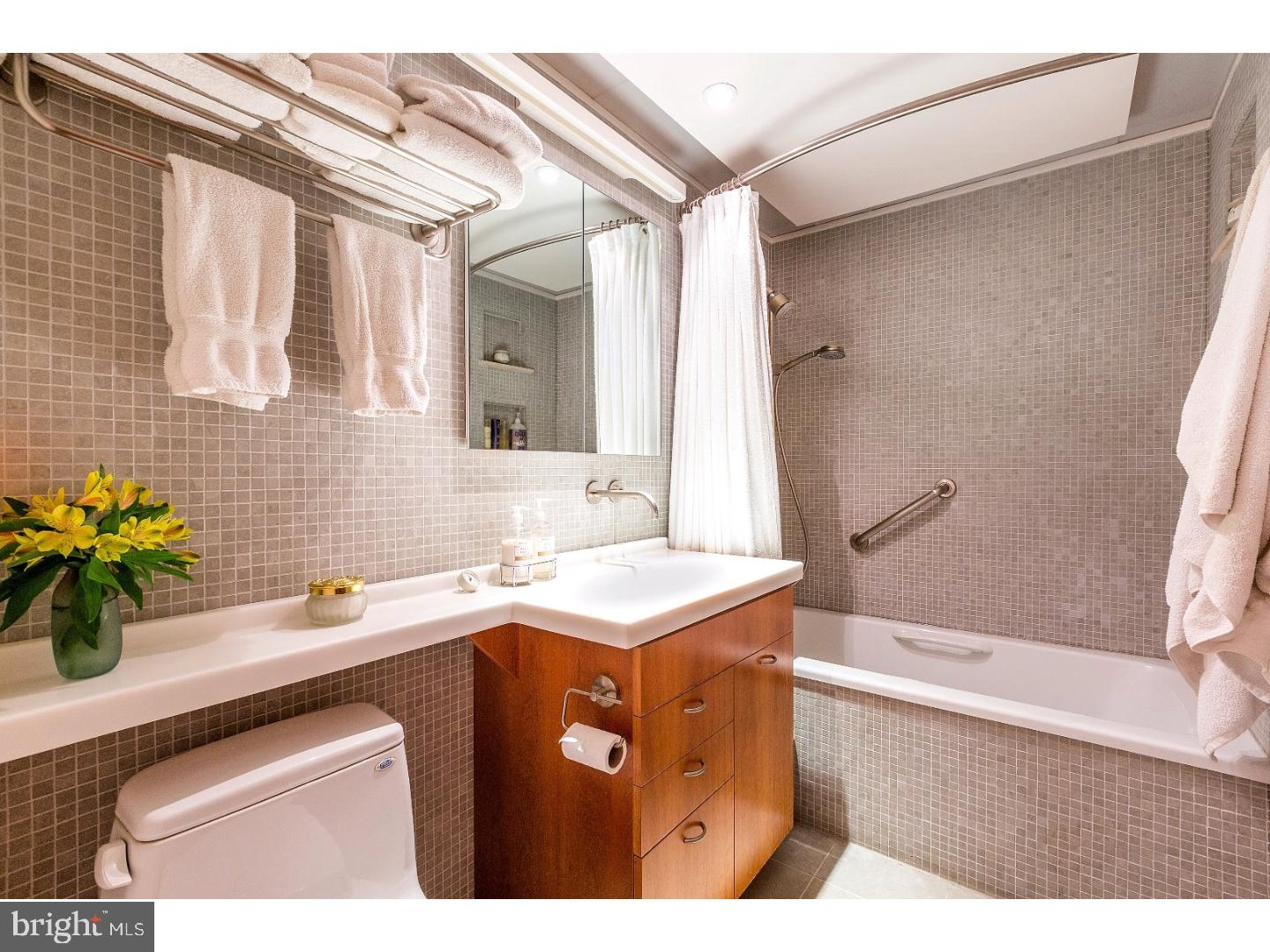 RITTENHOUSE SQUARE - Residential Income