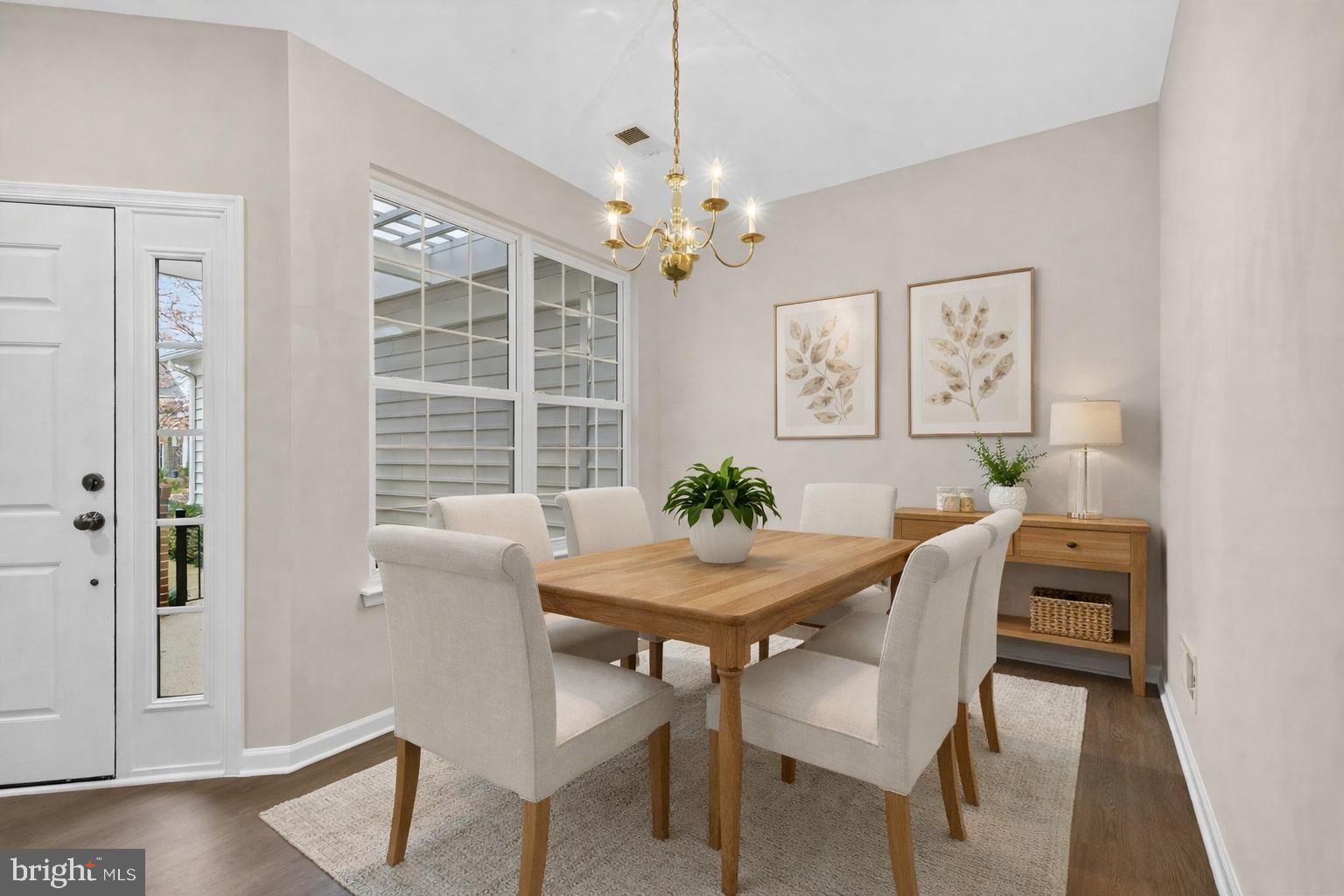 44385 MALTESE FALCON SQUARE