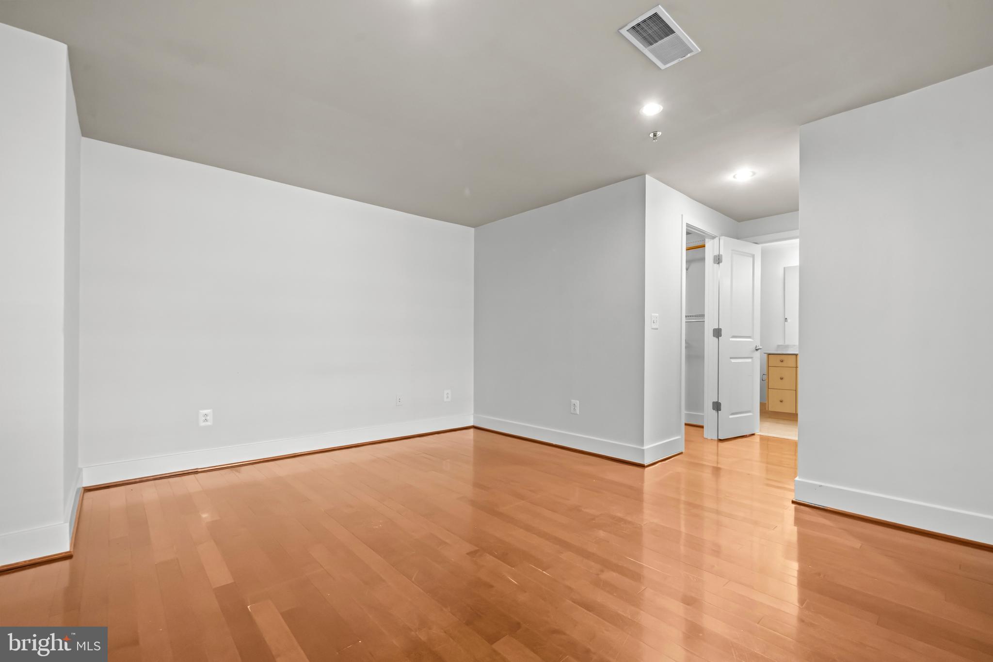 CARLYLE SQUARE - Residential