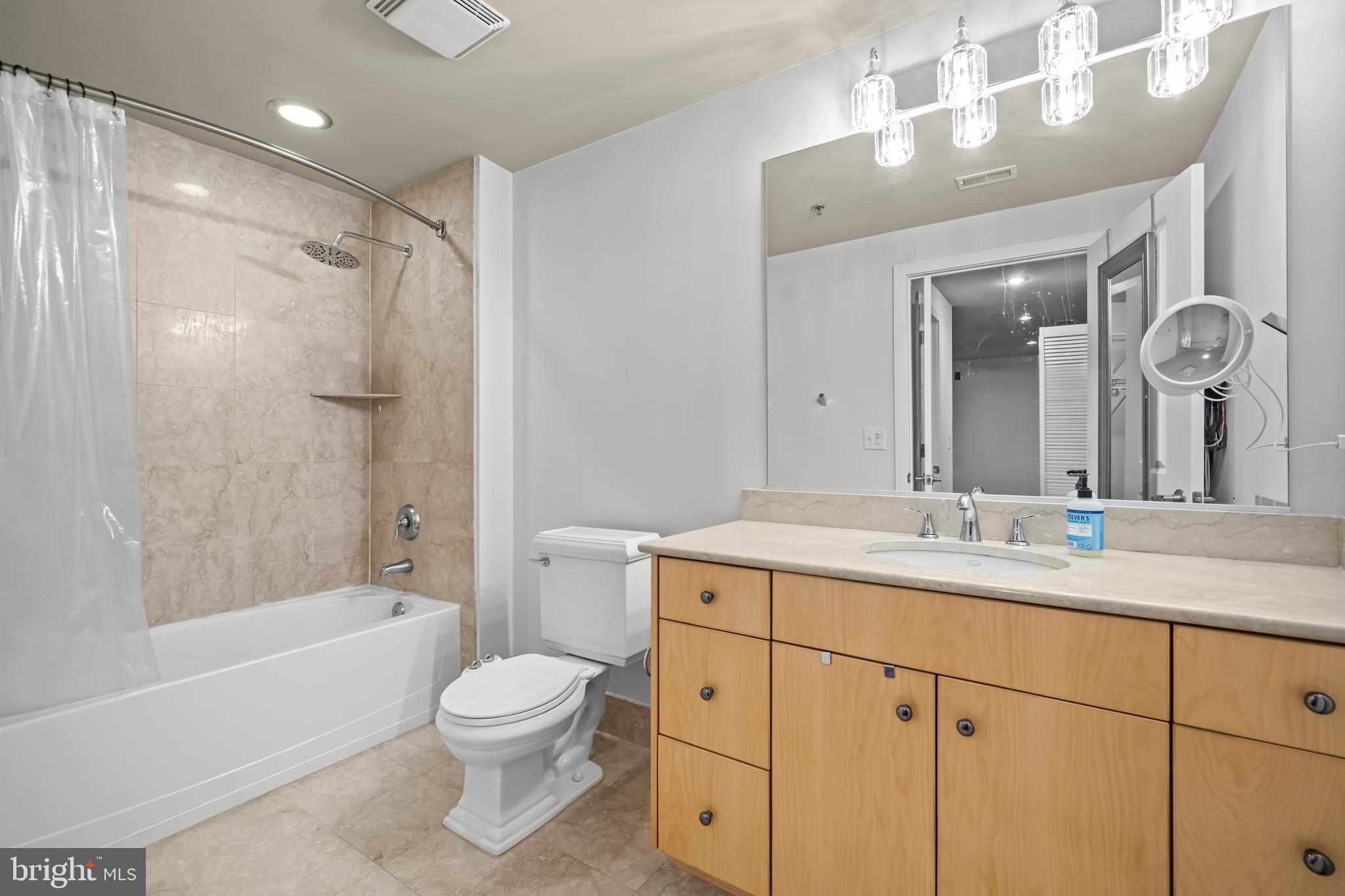 CARLYLE SQUARE - Residential