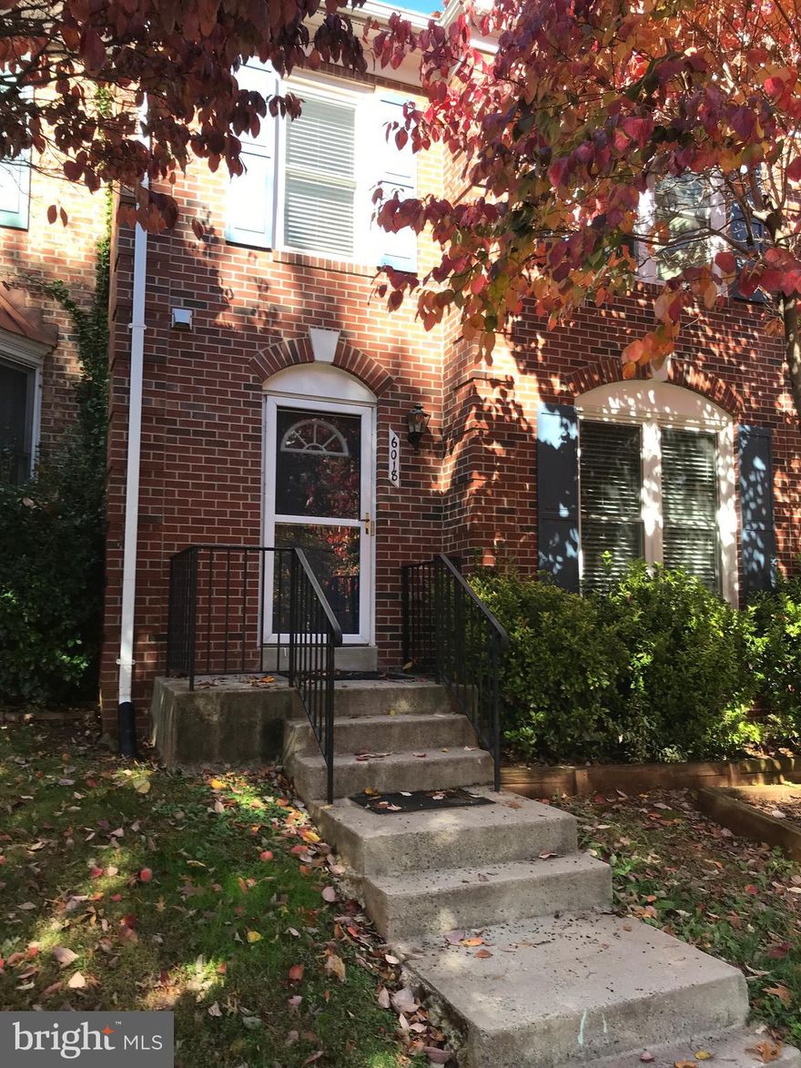 BRICK FRONT TH ON PRIVATE CUL-DE-SAC BACKING TO WOODS. BRIGHT AND AIRY FLOOR PLAN.HARD WOOD FLOORS IN FOYER,KITCHEN,DINING ROOM.LARGE SUNNY FAMILY ROOM,TERRIFIC MASTER BEDROOM W/VAULTED CEILING AND PRIVATE BATH,2BD AND 3RD BEDROOMS VAULTED CEILINGS.CERAMIC FLOOR IN BATHROOM .HUGE  FAMILY ROOM W/NEW CARPET W/1/2 BATHROOM.STORAGE ROOM