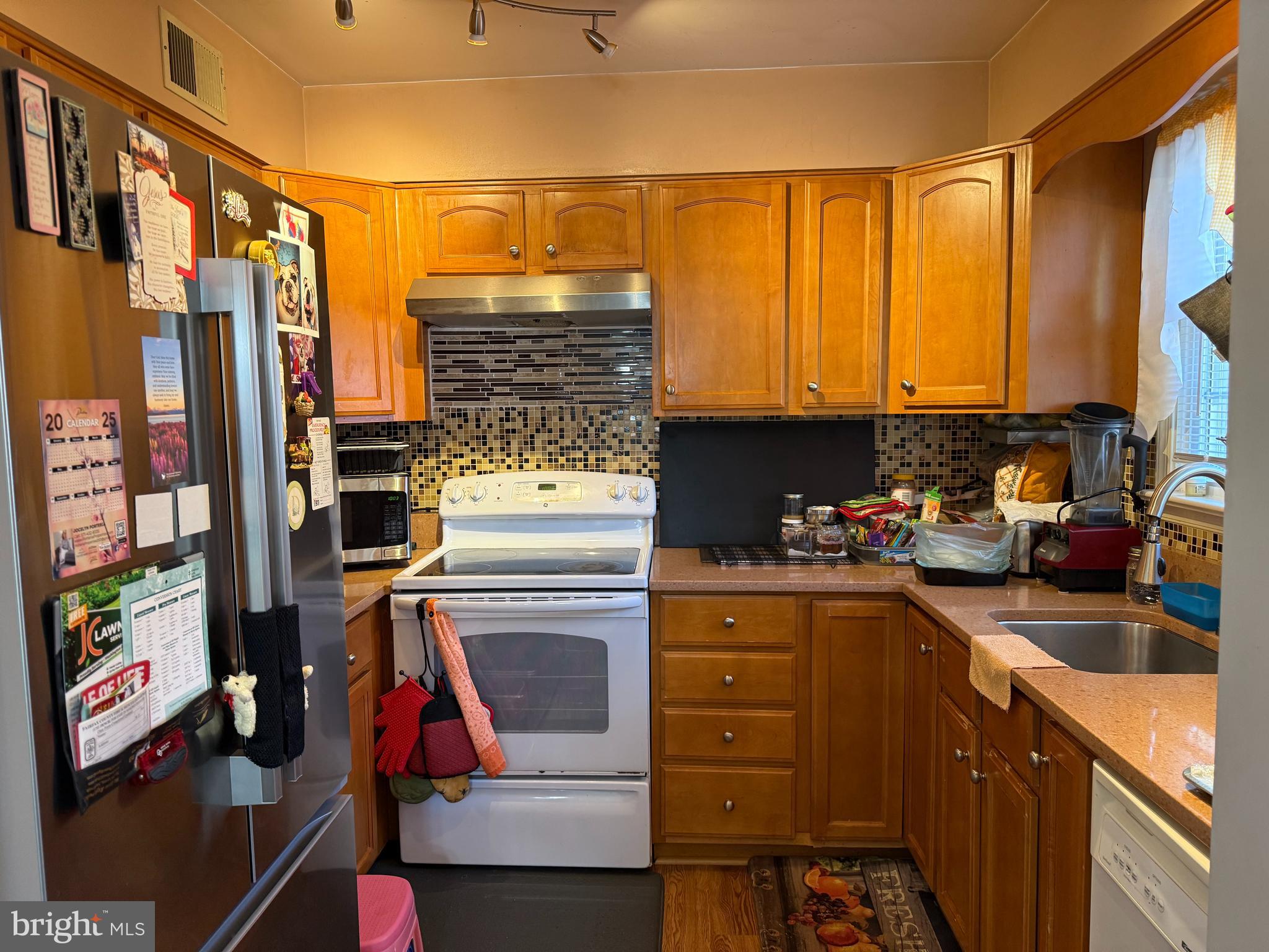 4563 KING EDWARD COURT