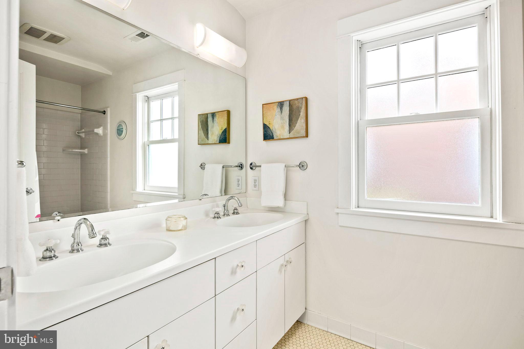 LYON VILLAGE - Residential