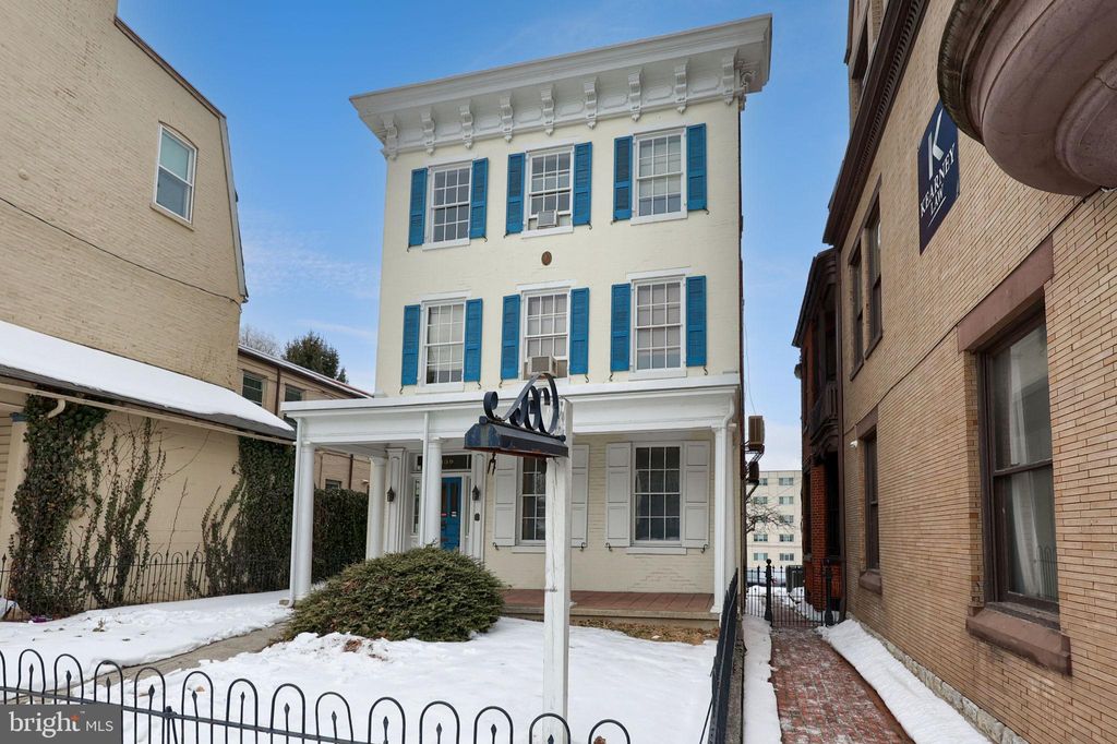 Photo of 339 E Market Street, YORK, PA 17403 (MLS # PAYK2097552)