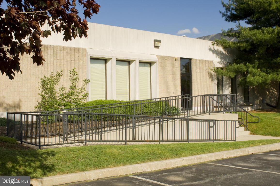 Great office/warehouse layout in Greenfield Corporate Center. Two docks and one overhead door.