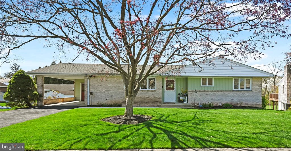 Photo of 224 N Chestnut Street, ELIZABETHTOWN, PA 17022 (MLS # PALA2085796)