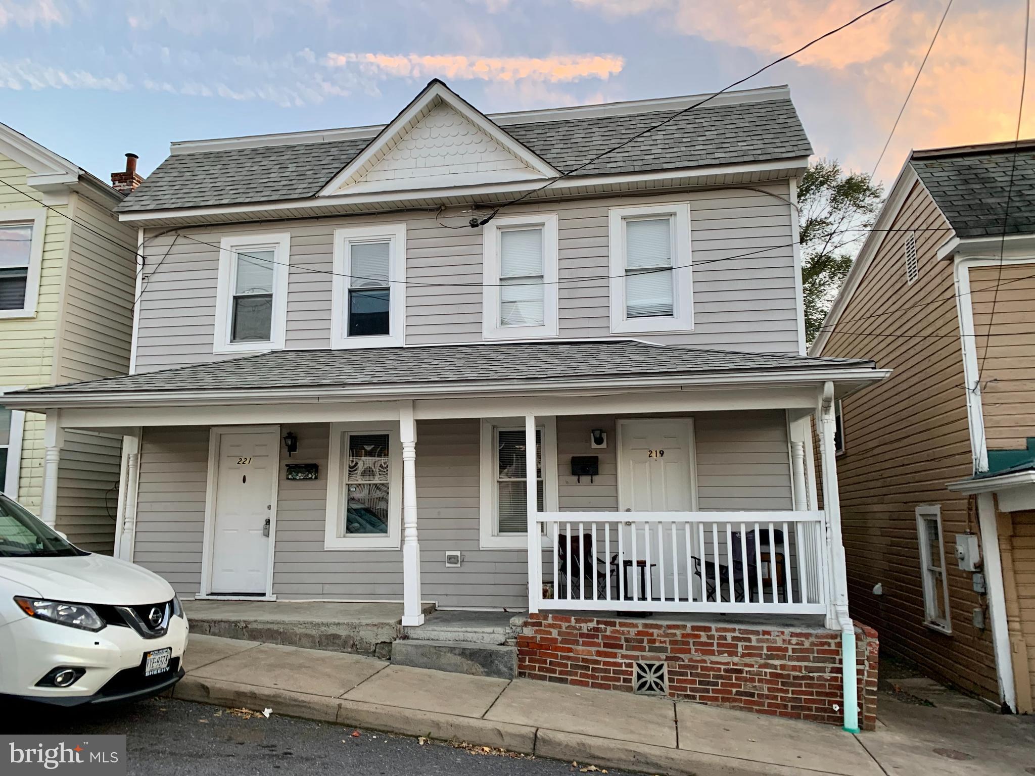 ✨ MOVE-IN READY ✨
Adorable downtown Winchester duplex in a quiet neighborhood!
🏡 Features:
Spacious living area on the main floor
Freshly painted all throughout
Kitchen with separate dining area
Microwave, washer, and dryer included
Two bedrooms & one bathroom upstairs
Charming front porch & backyard with storage shed access
Photos from last year
📋 Rental Requirements:
Minimum combined income: $55,800 (max two adults)
Credit score: 680+
Pets Allowed: Case by case basis ($500 non refundable pet deposit + pet rent/month: small $25/medium $35)
Strictly No Smoking
Tenants responsible for all utilities
📍 Don’t miss your chance to live in the heart of Winchester!