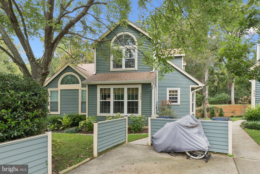 Buyer backed out last minute - their mistake is your opportunity!! It went quickly last time and is sure to do the same this time, don't hesitate!! Stunning townhome ideally located in a cul-de-sac in the sought-after community of Mariner's Point. You will immediately feel at home the moment you walk in.  You will immediately notice the spaciousness of the house, highlighted by vaulted ceilings, abundant natural light, and a fantastic floor plan. The kitchen blends functionality and design with custom kitchen cabinets and granite countertops. The family room exudes a sense of gathering and enjoyment, and the townhome's location is highlighted again as you take in the natural landscape through the wall of windows. The flow outside to the oversized deck will allow you to easily envision friends and family gathering, or quiet evenings enjoying the peaceful quiet of nature. As you make your way upstairs, the excitement continues with a wonderfully designed loft/office area that leads to the primary bedroom. Vaulted ceilings, abundant space, and an en-suite primary bathroom with dual vanities highlight the primary bedroom. This home is truly turnkey and ready for immediate enjoyment!!