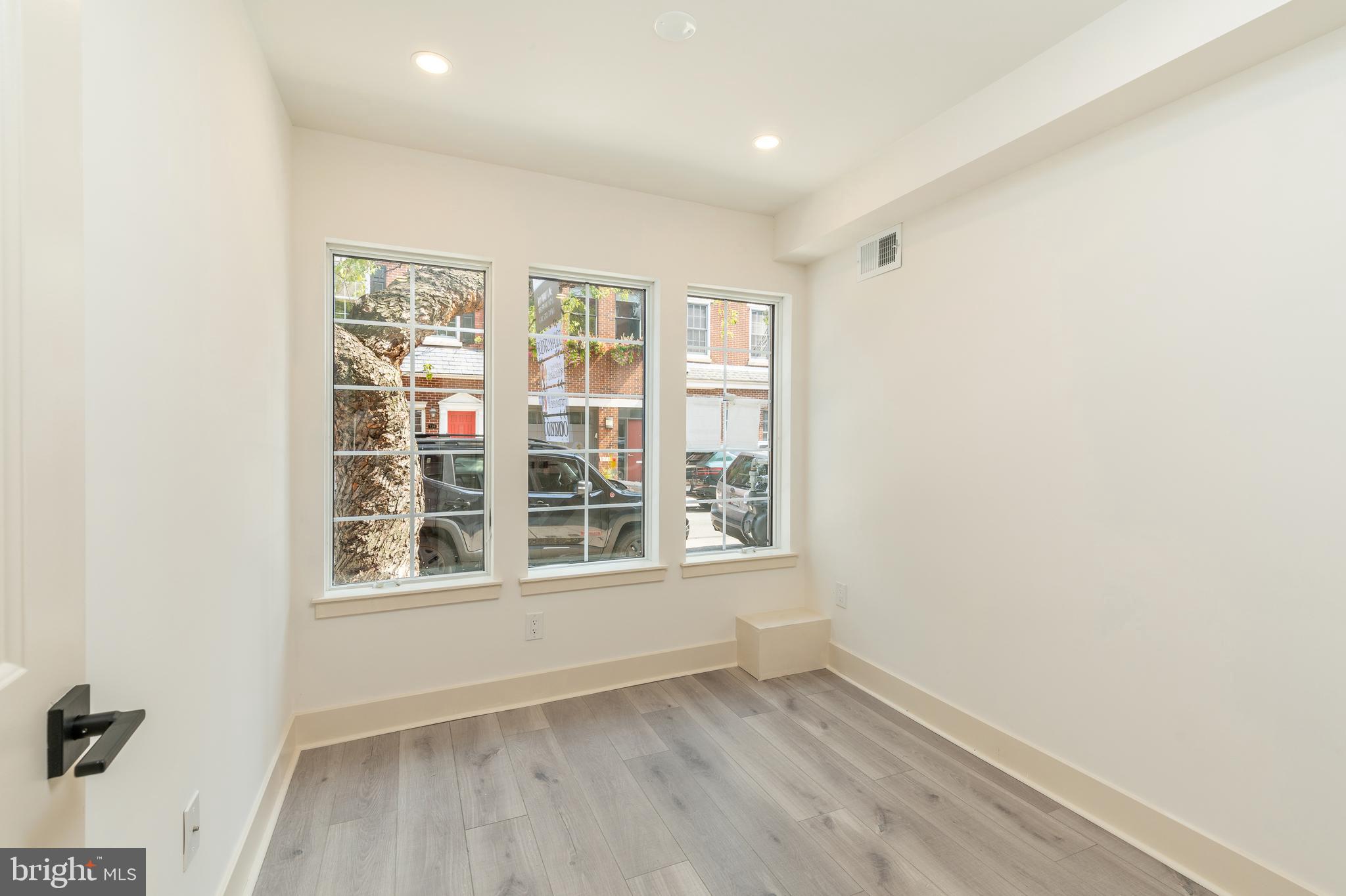 QUEEN VILLAGE - Residential Income