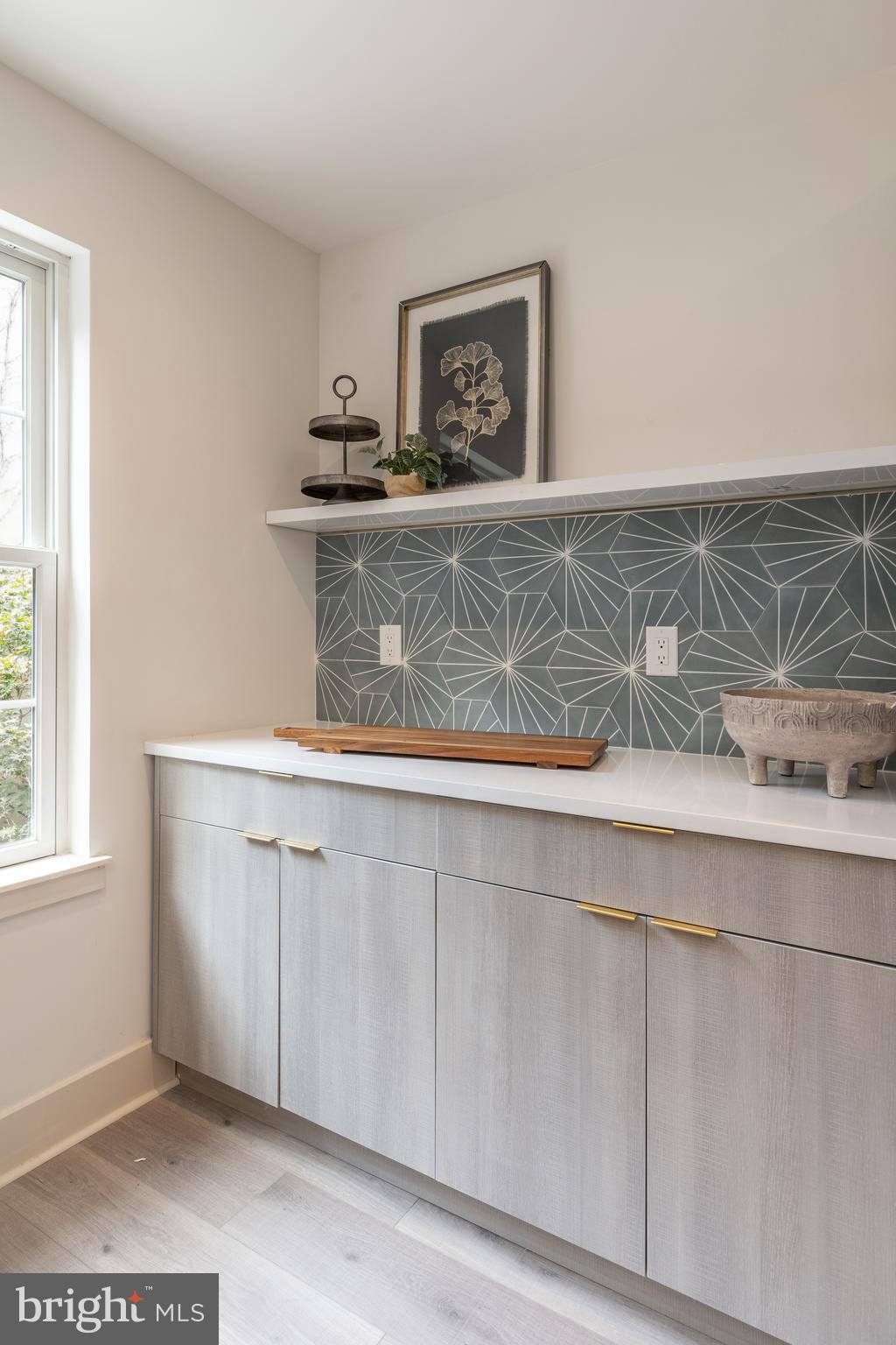 QUEEN VILLAGE - Residential Income