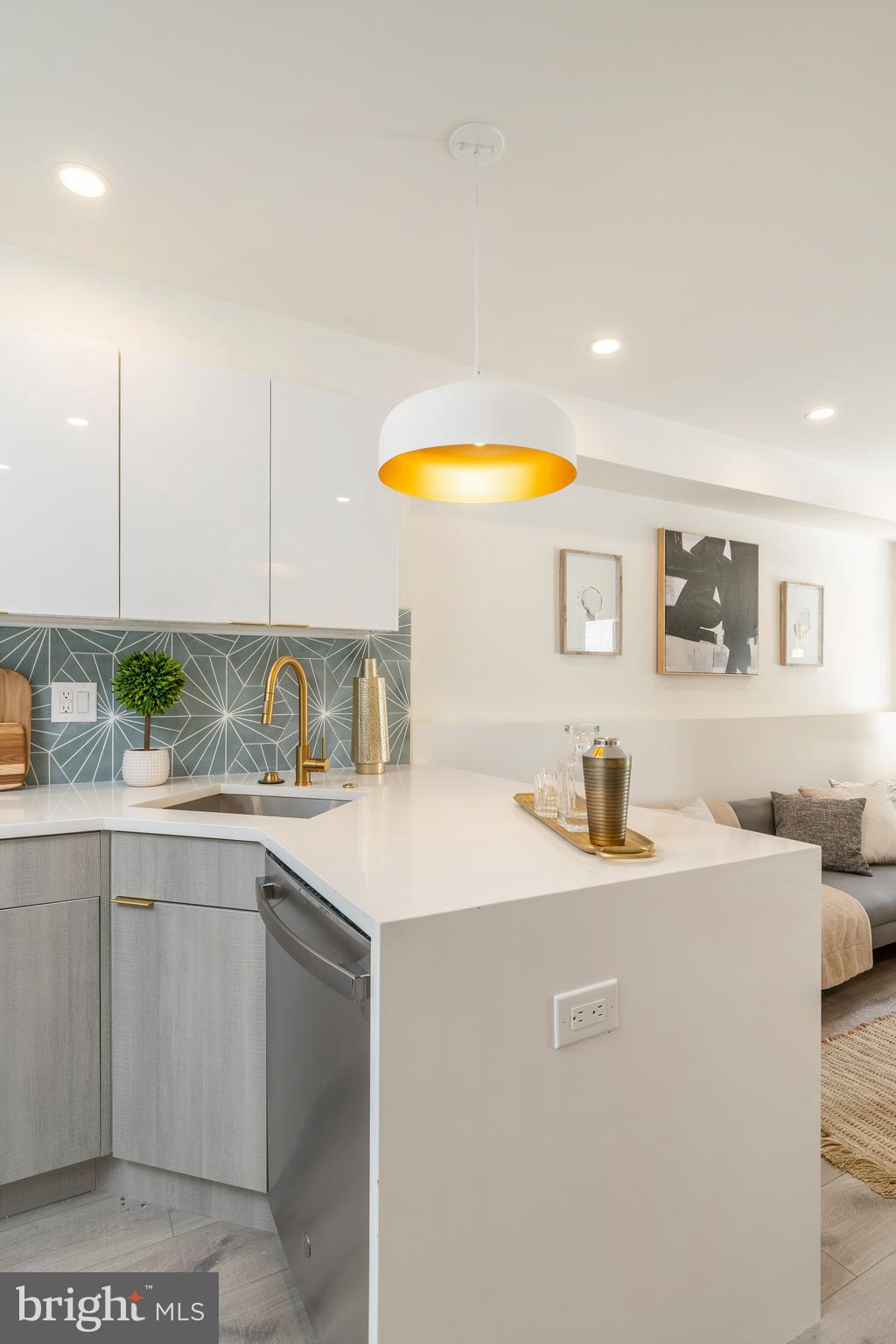 QUEEN VILLAGE - Residential Income