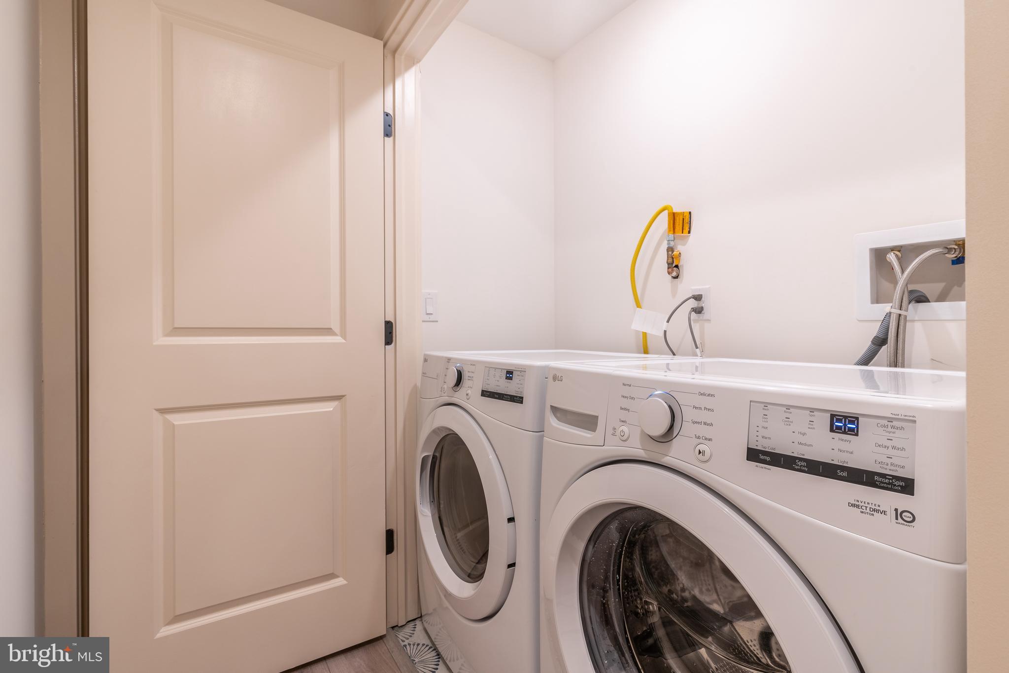 QUEEN VILLAGE - Residential Income