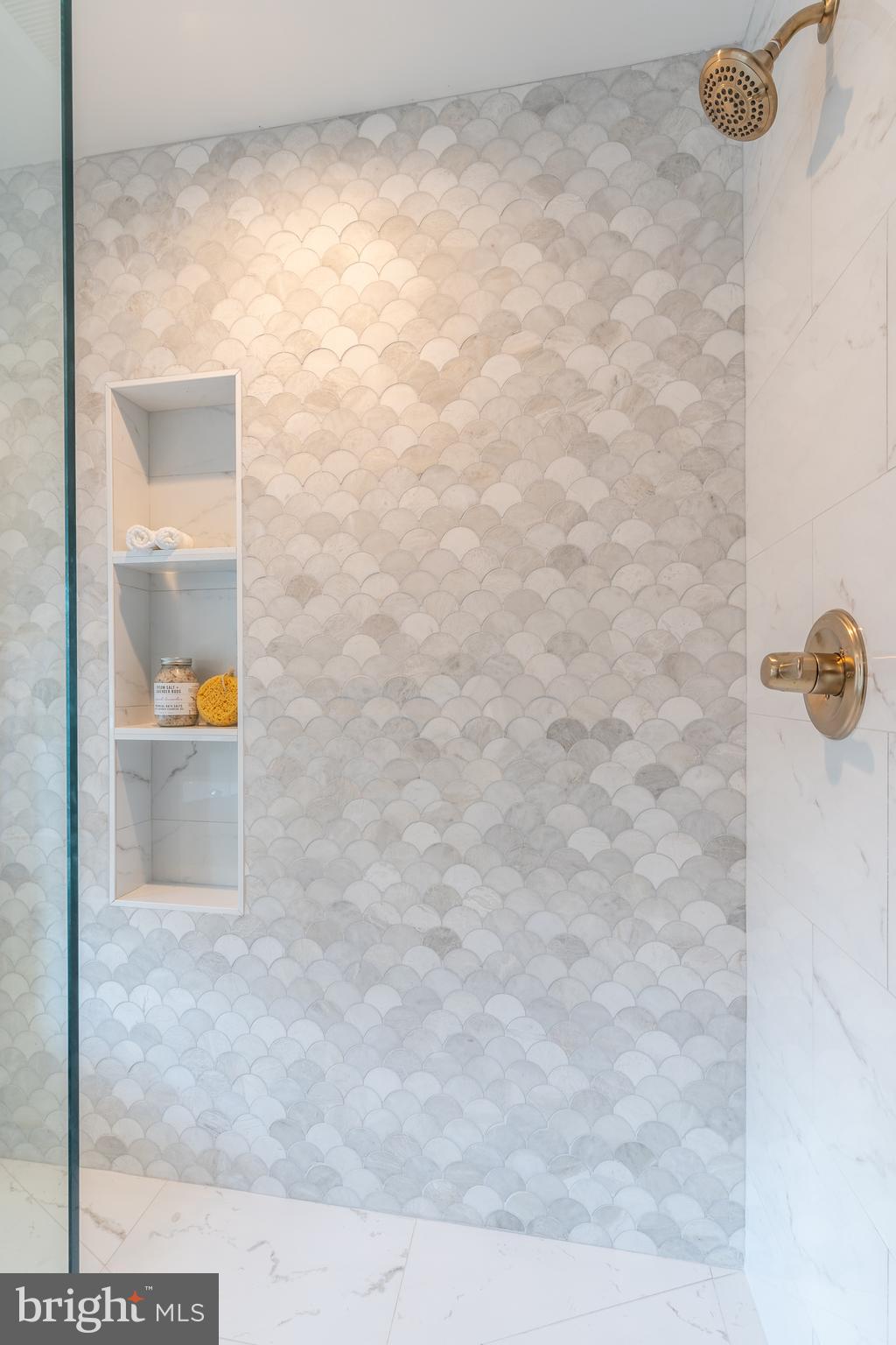 QUEEN VILLAGE - Residential Income