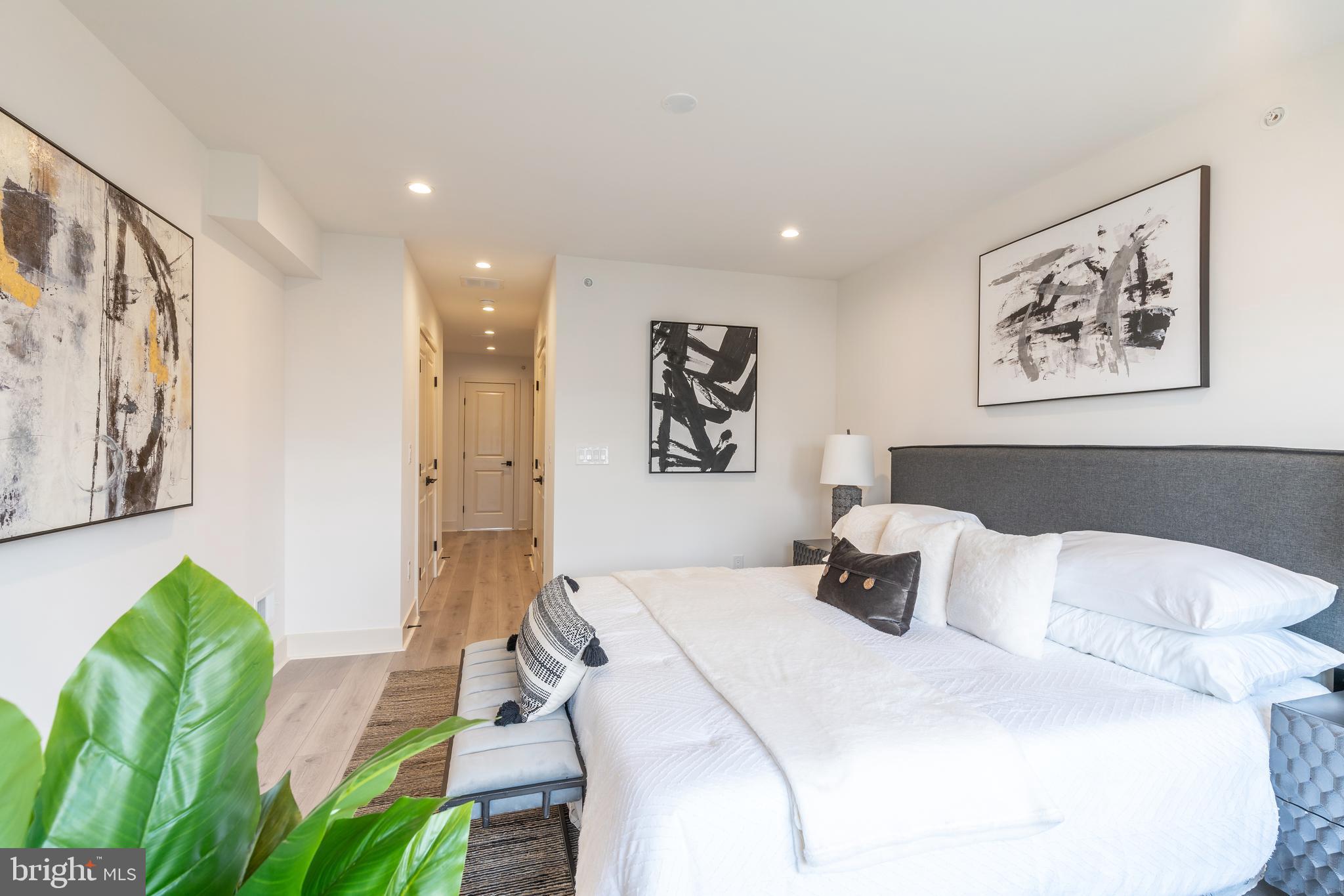 QUEEN VILLAGE - Residential Income