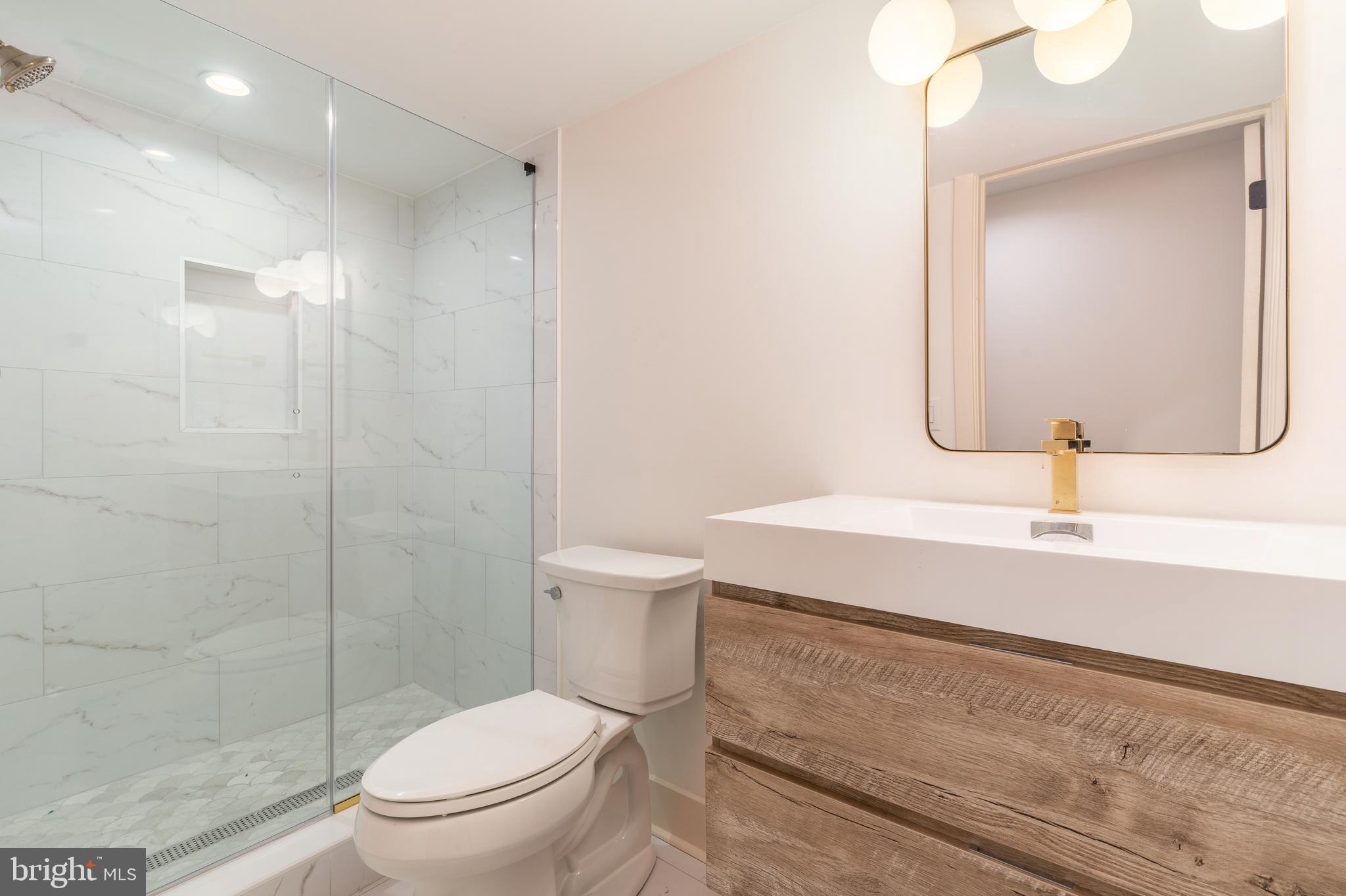 QUEEN VILLAGE - Residential Income