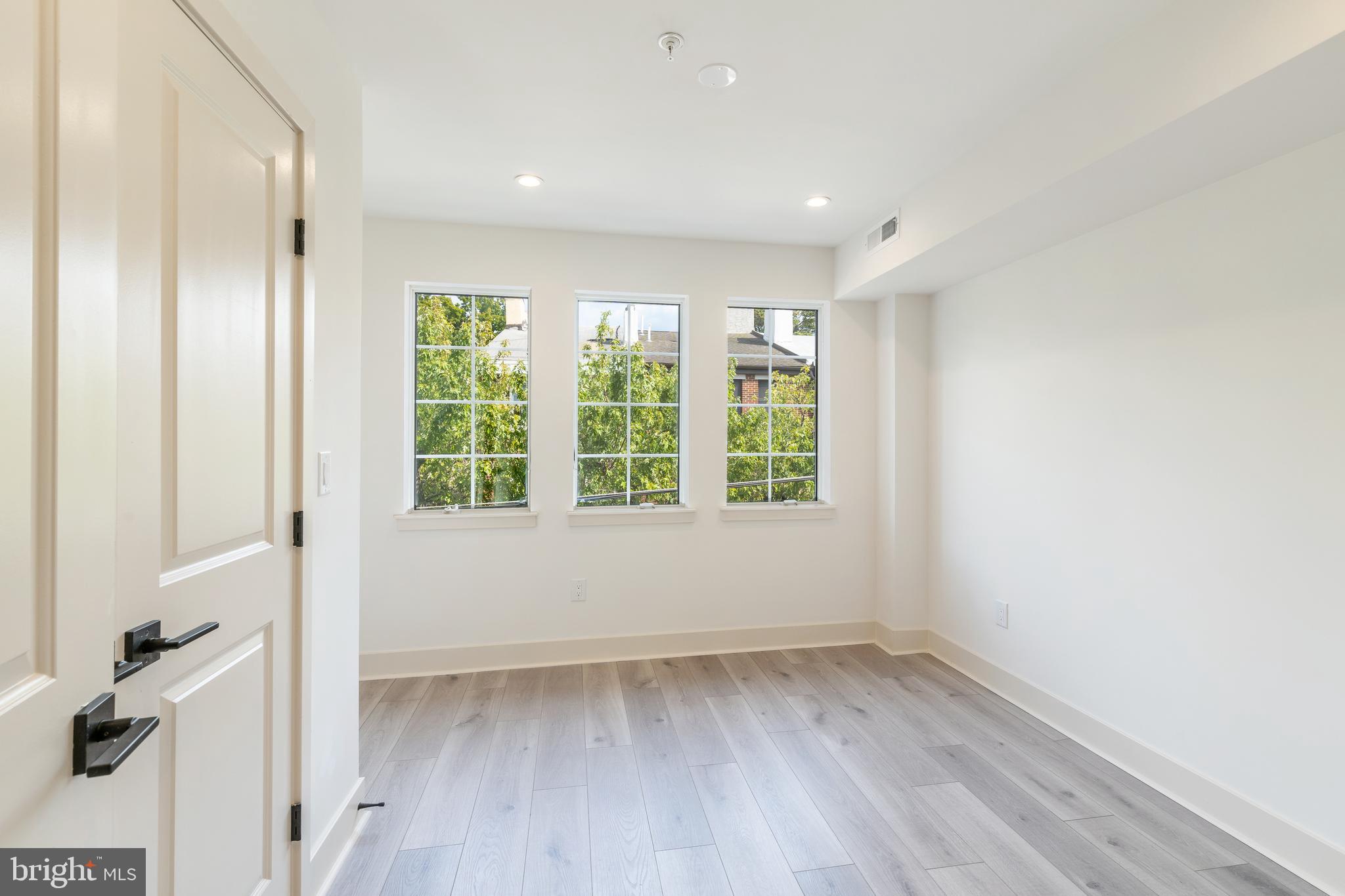 QUEEN VILLAGE - Residential Income