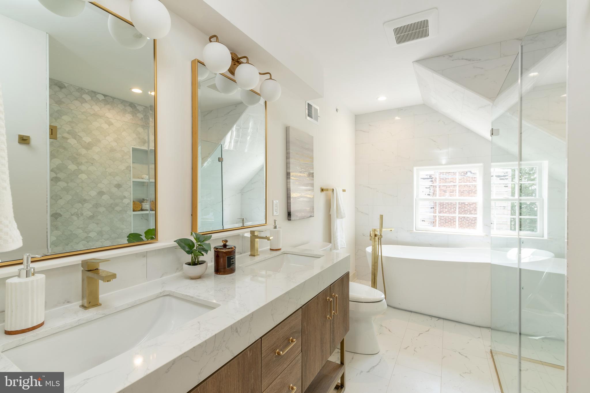 QUEEN VILLAGE - Residential Income