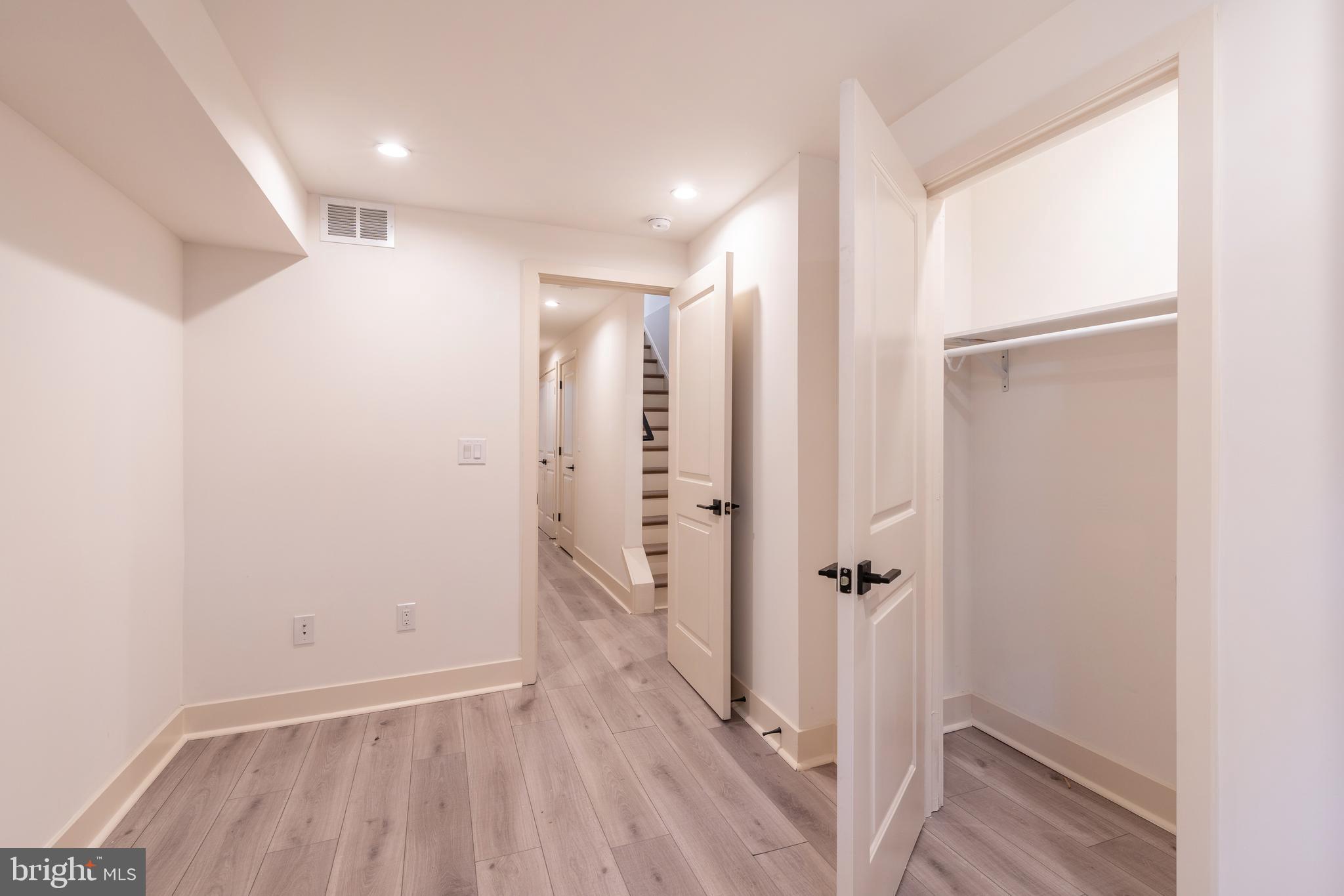 QUEEN VILLAGE - Residential Income