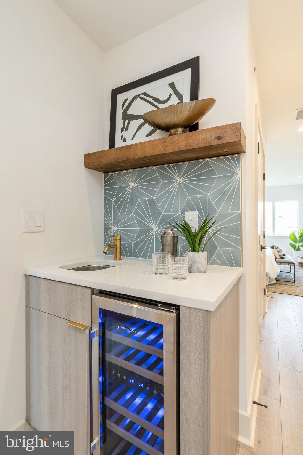 QUEEN VILLAGE - Residential Income