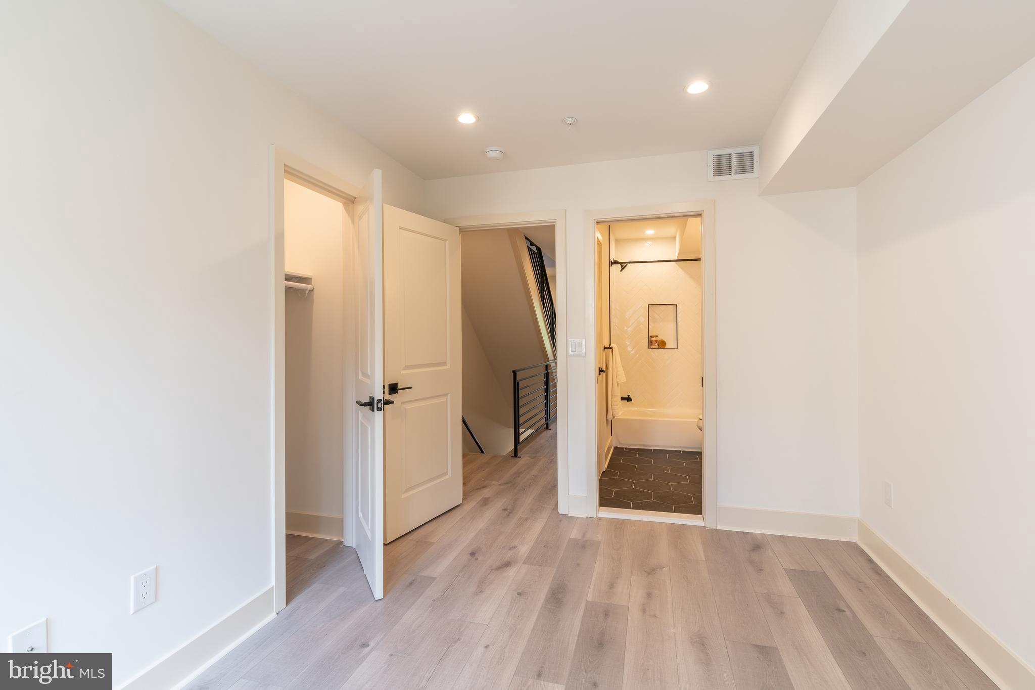 QUEEN VILLAGE - Residential Income