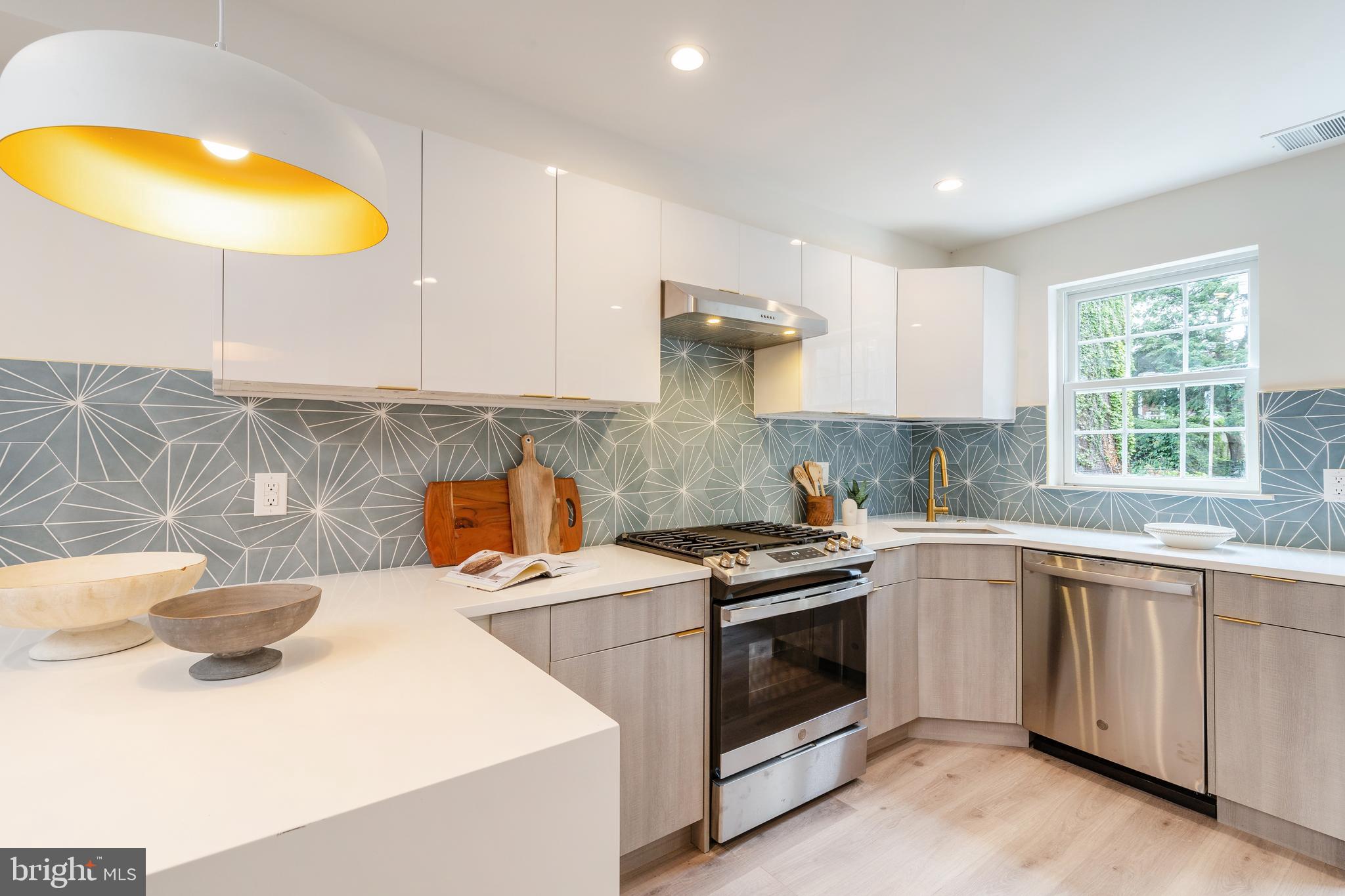 QUEEN VILLAGE - Residential Income