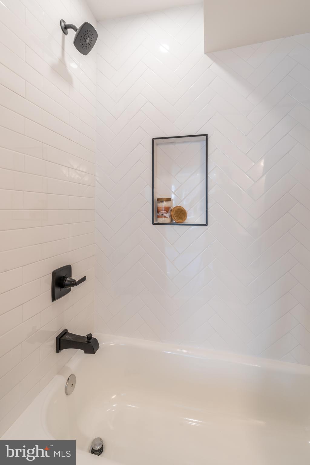 QUEEN VILLAGE - Residential Income