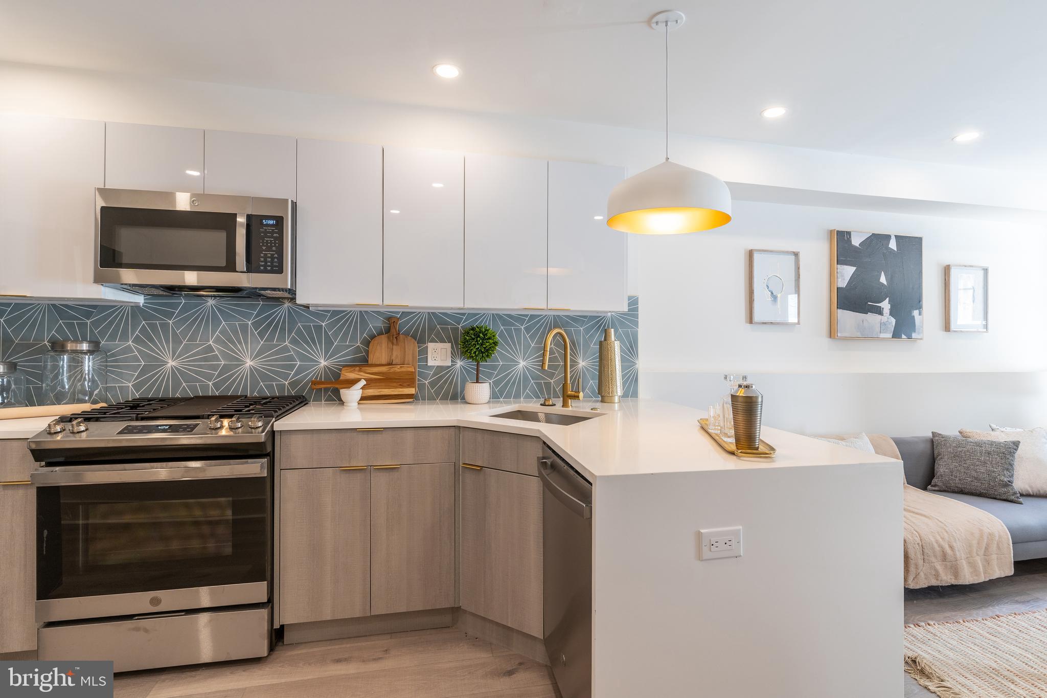 QUEEN VILLAGE - Residential Income