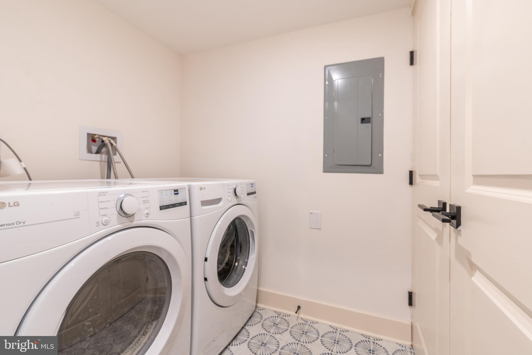 QUEEN VILLAGE - Residential Income