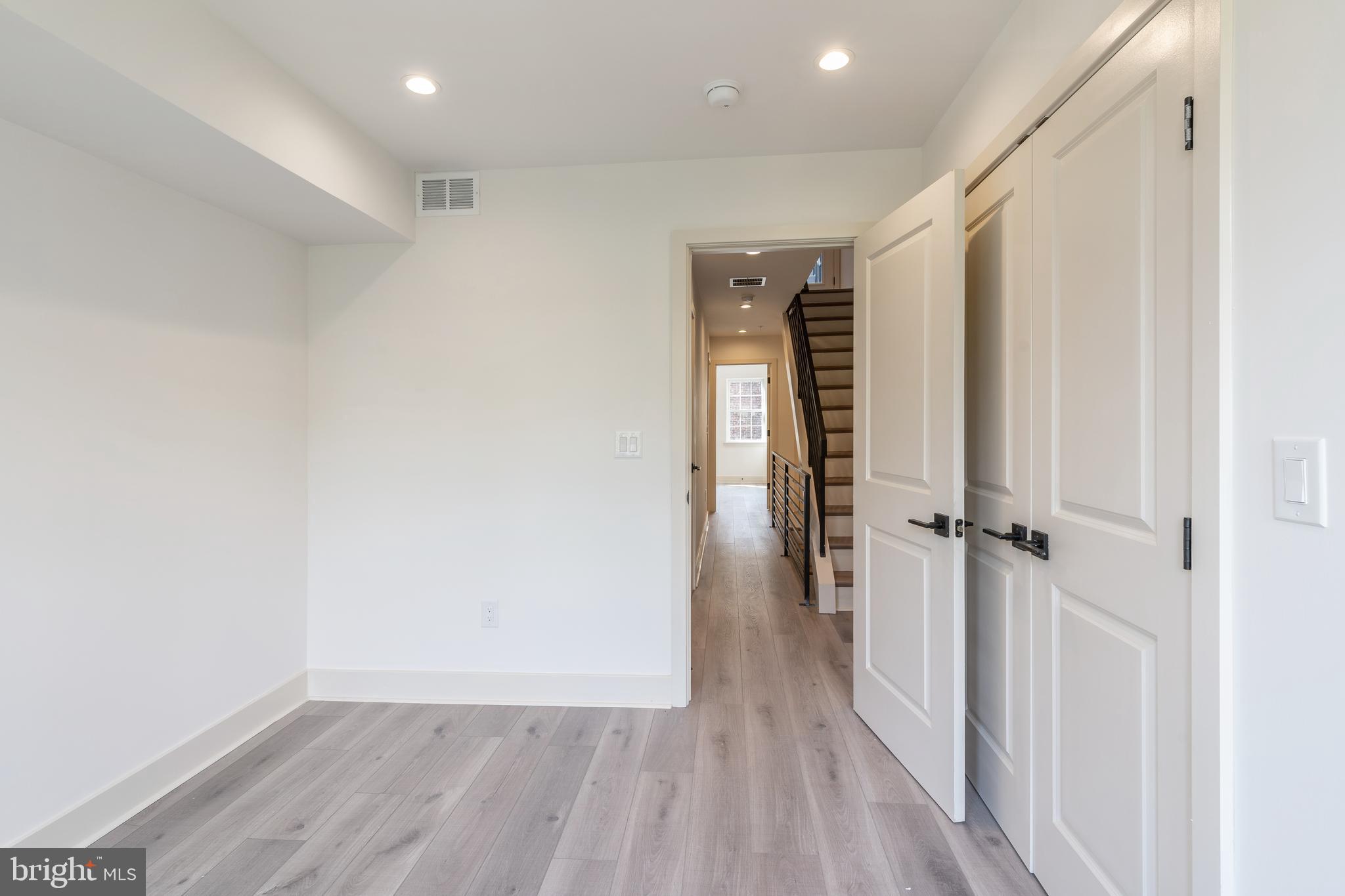 QUEEN VILLAGE - Residential Income