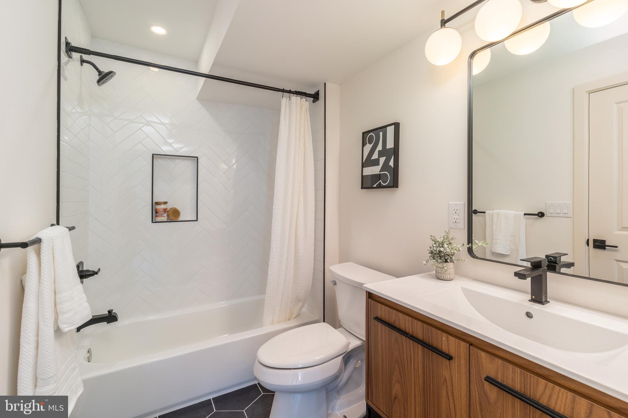 QUEEN VILLAGE - Residential Income