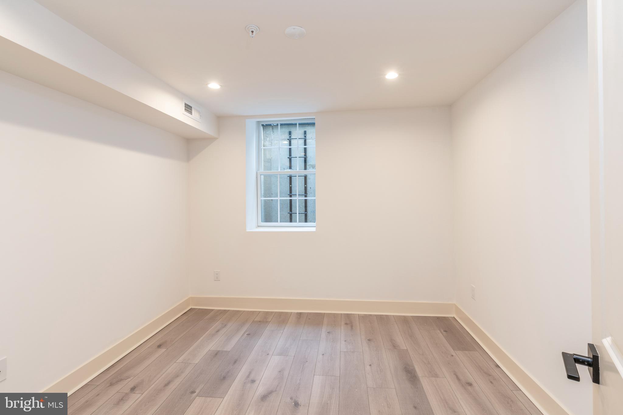 QUEEN VILLAGE - Residential Income