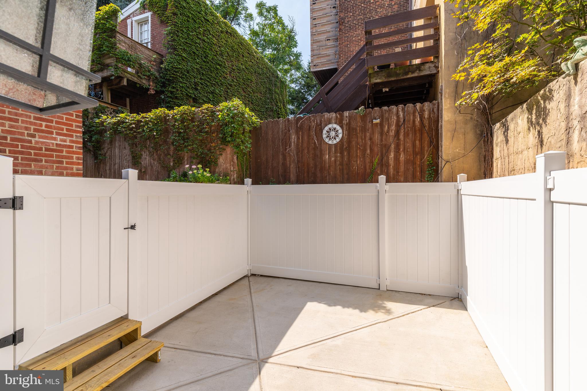 QUEEN VILLAGE - Residential Income